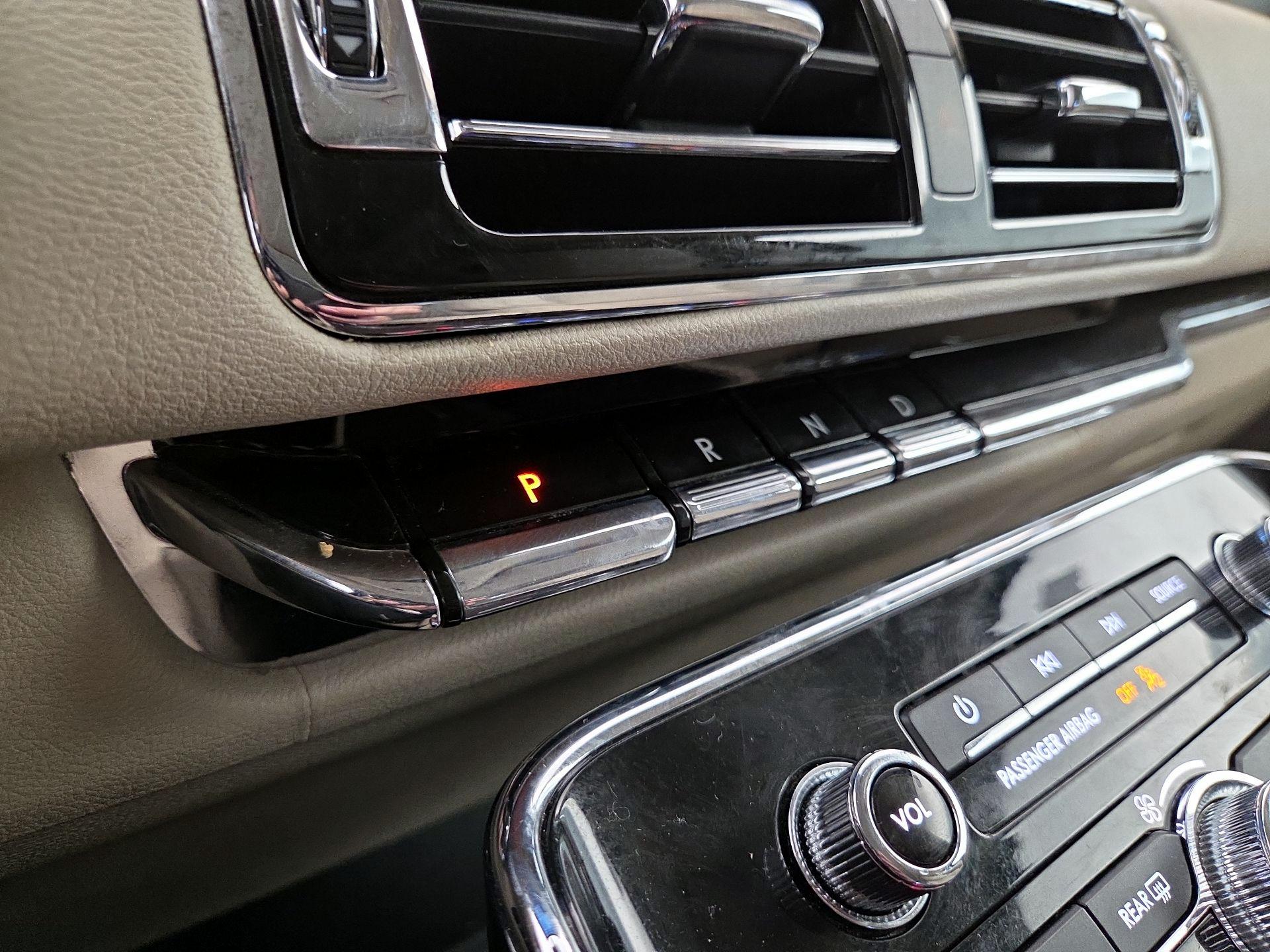 Thumbnail: 2018 Lincoln Navigator - 17