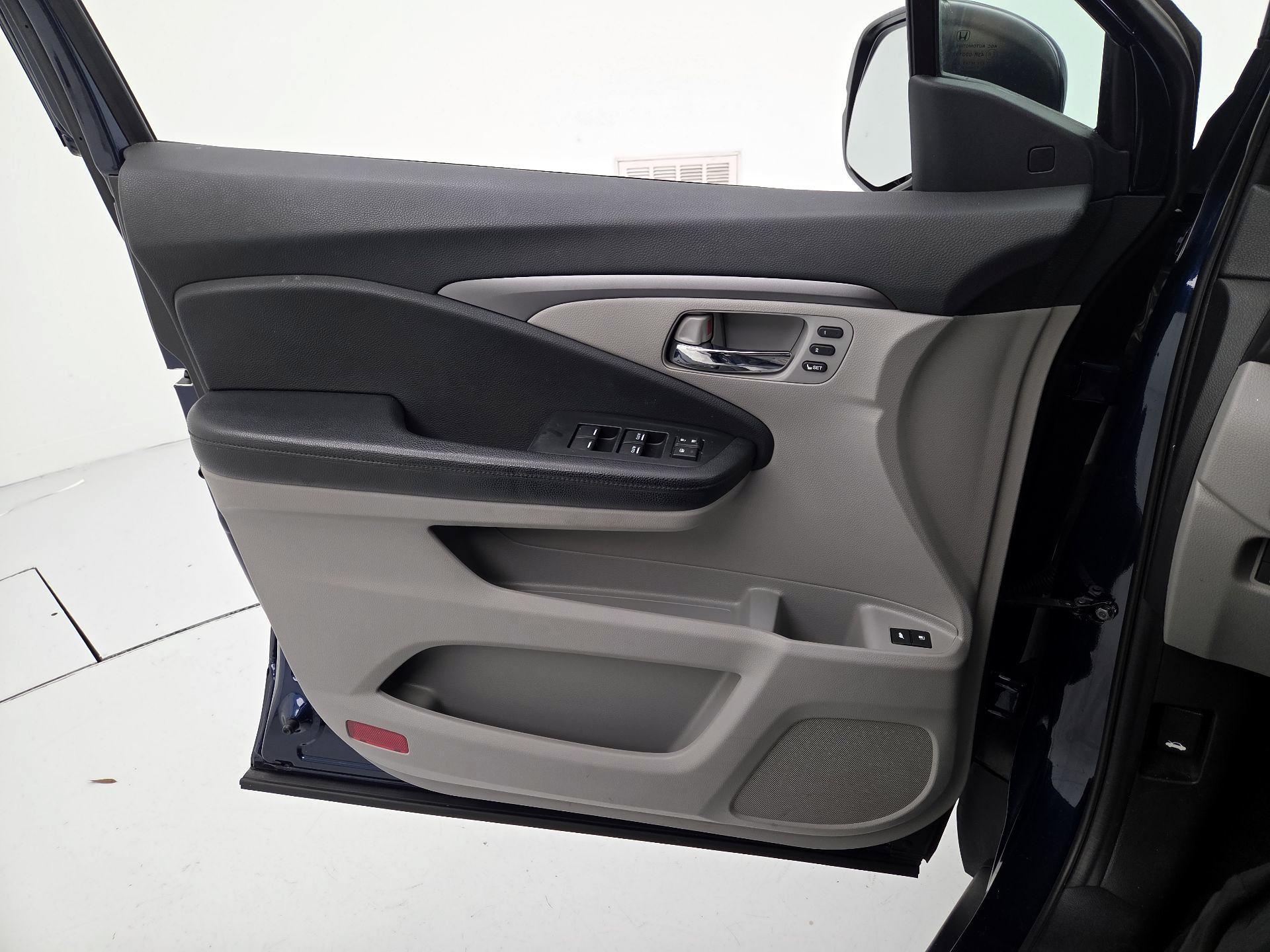 Thumbnail: 2019 Honda Pilot - 12
