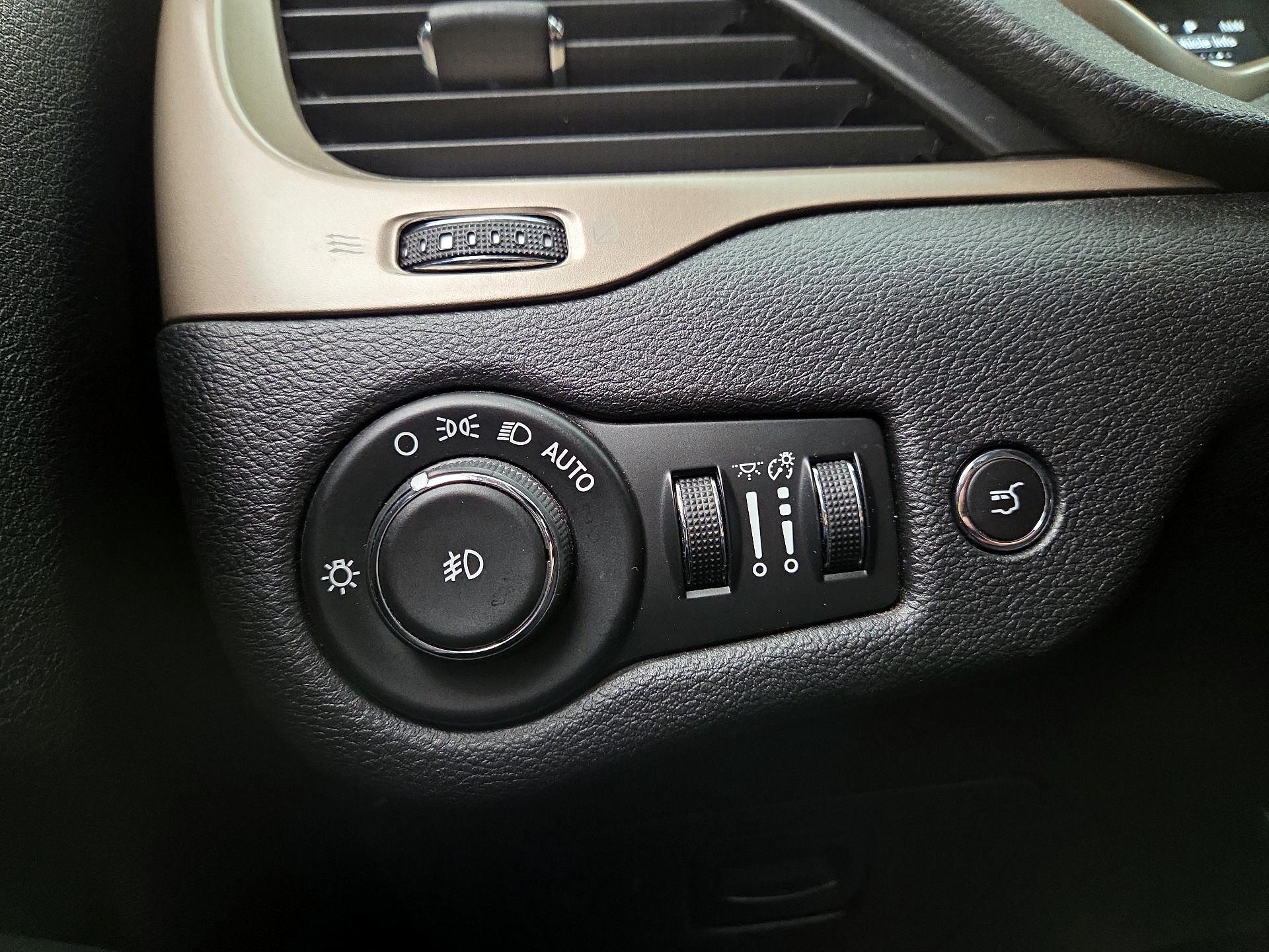 Thumbnail: 2016 Jeep Cherokee - 13