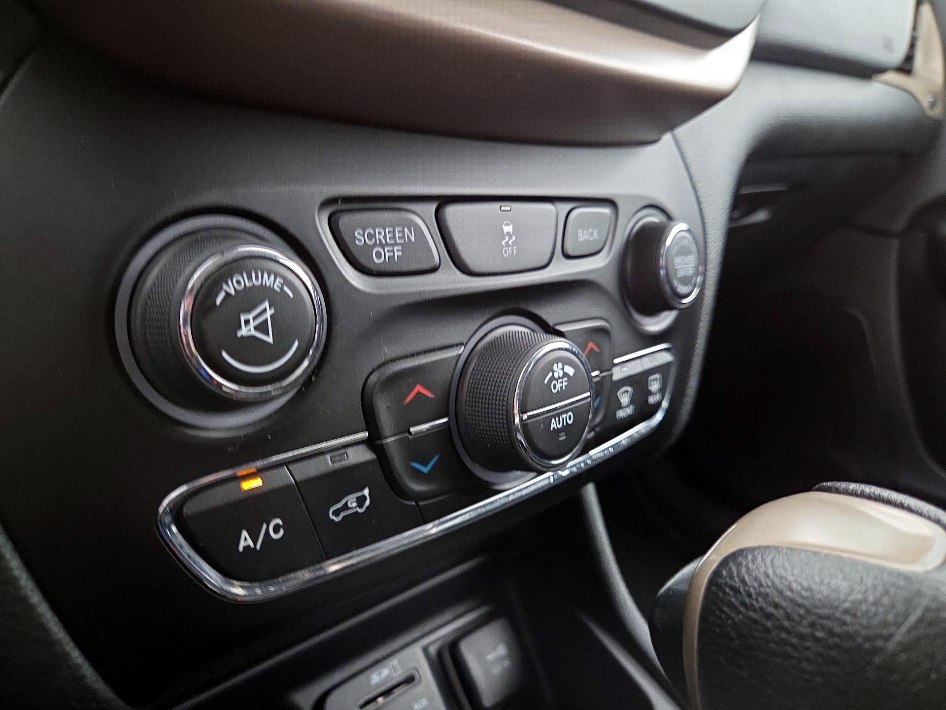 Thumbnail: 2016 Jeep Cherokee - 16