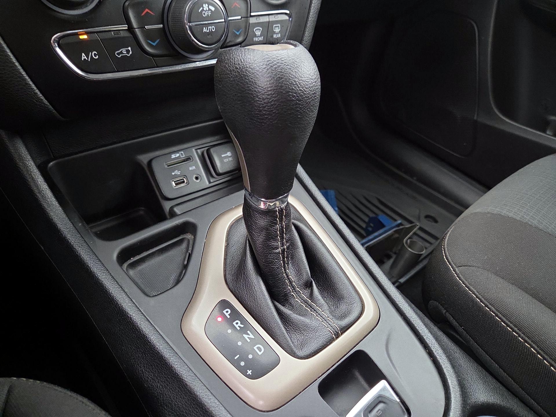 Thumbnail: 2016 Jeep Cherokee - 17