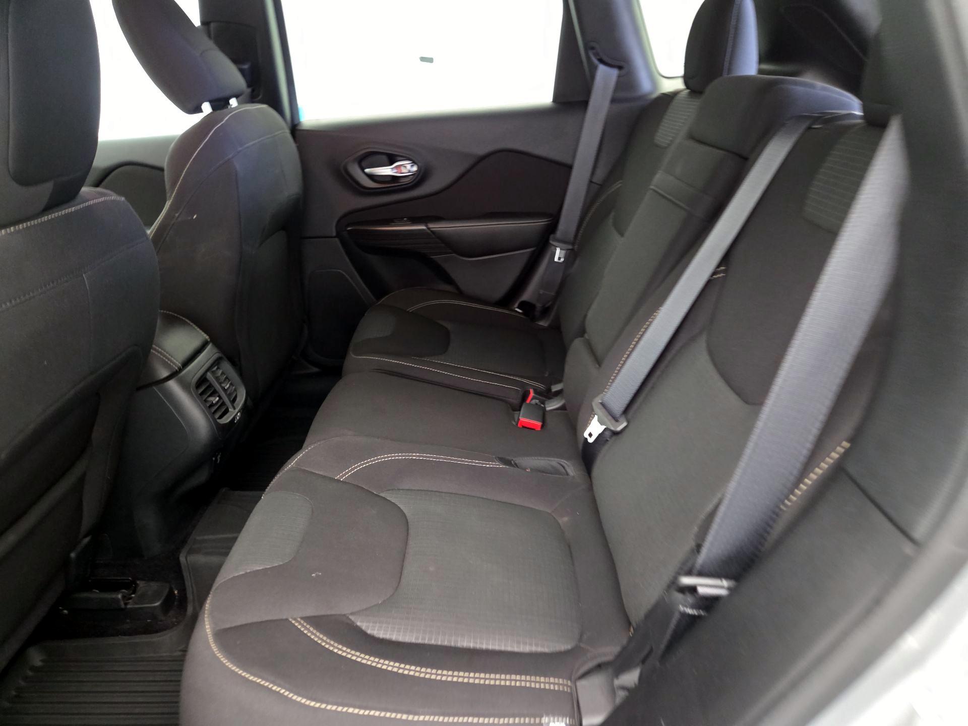 Thumbnail: 2016 Jeep Cherokee - 19