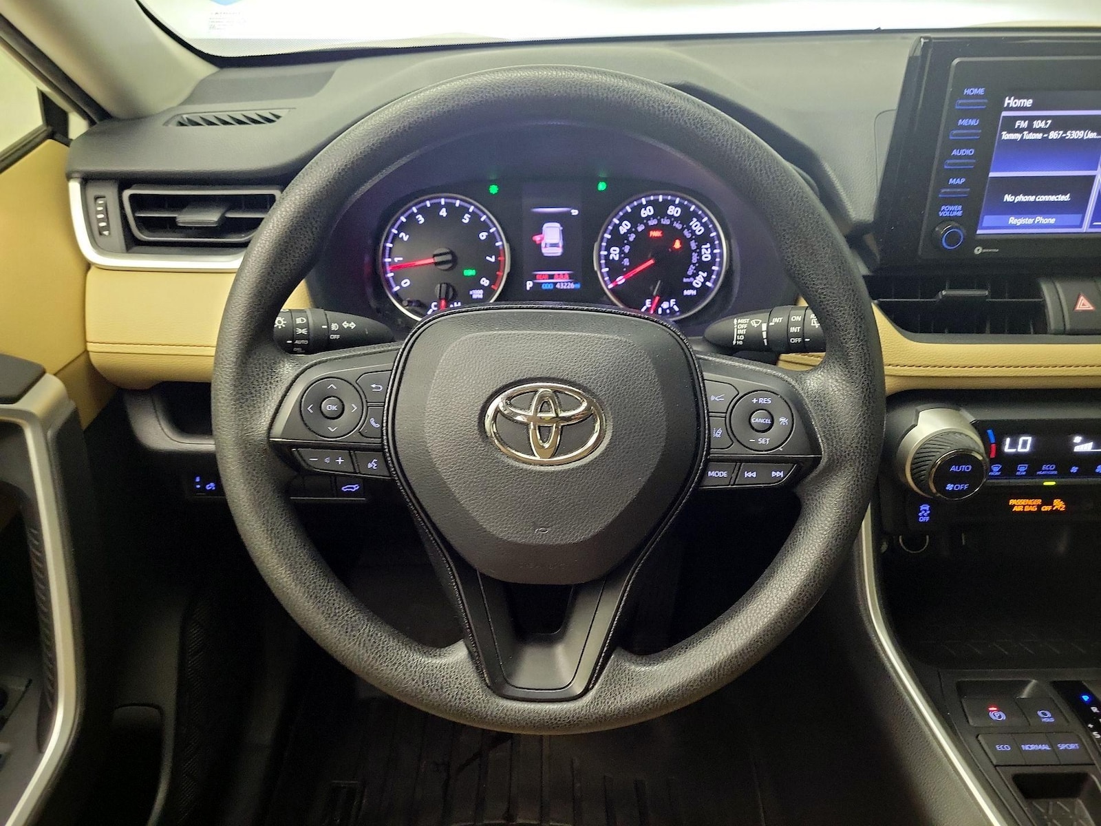 2020 Toyota RAV4 XLE - Photo 11