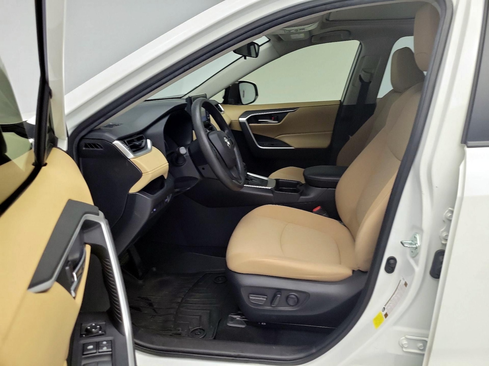 2020 Toyota RAV4 XLE - Photo 12