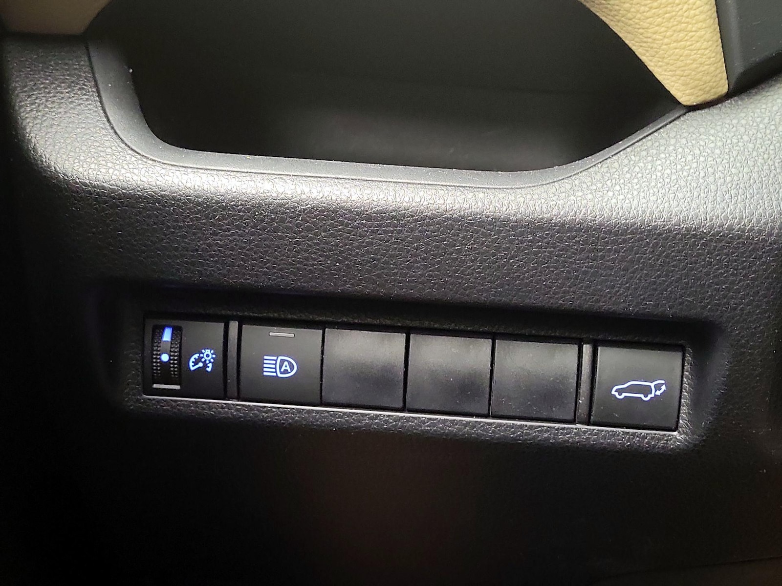2020 Toyota RAV4 XLE - Photo 14