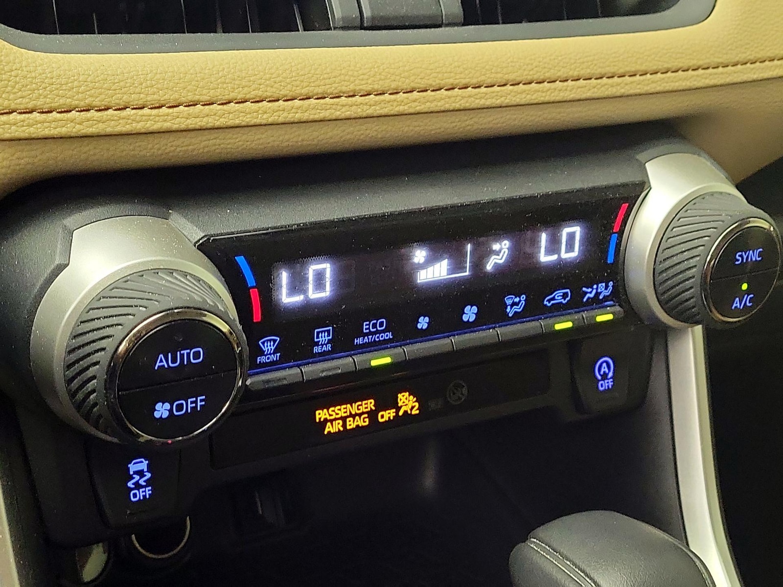 2020 Toyota RAV4 XLE - Photo 17