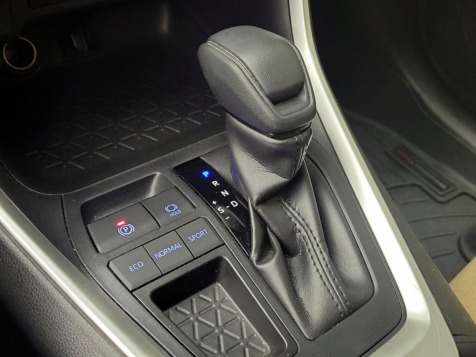 2020 Toyota RAV4 XLE - Photo 18