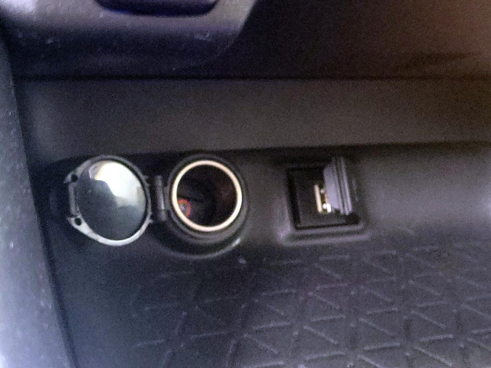 2020 Toyota RAV4 XLE - Photo 19