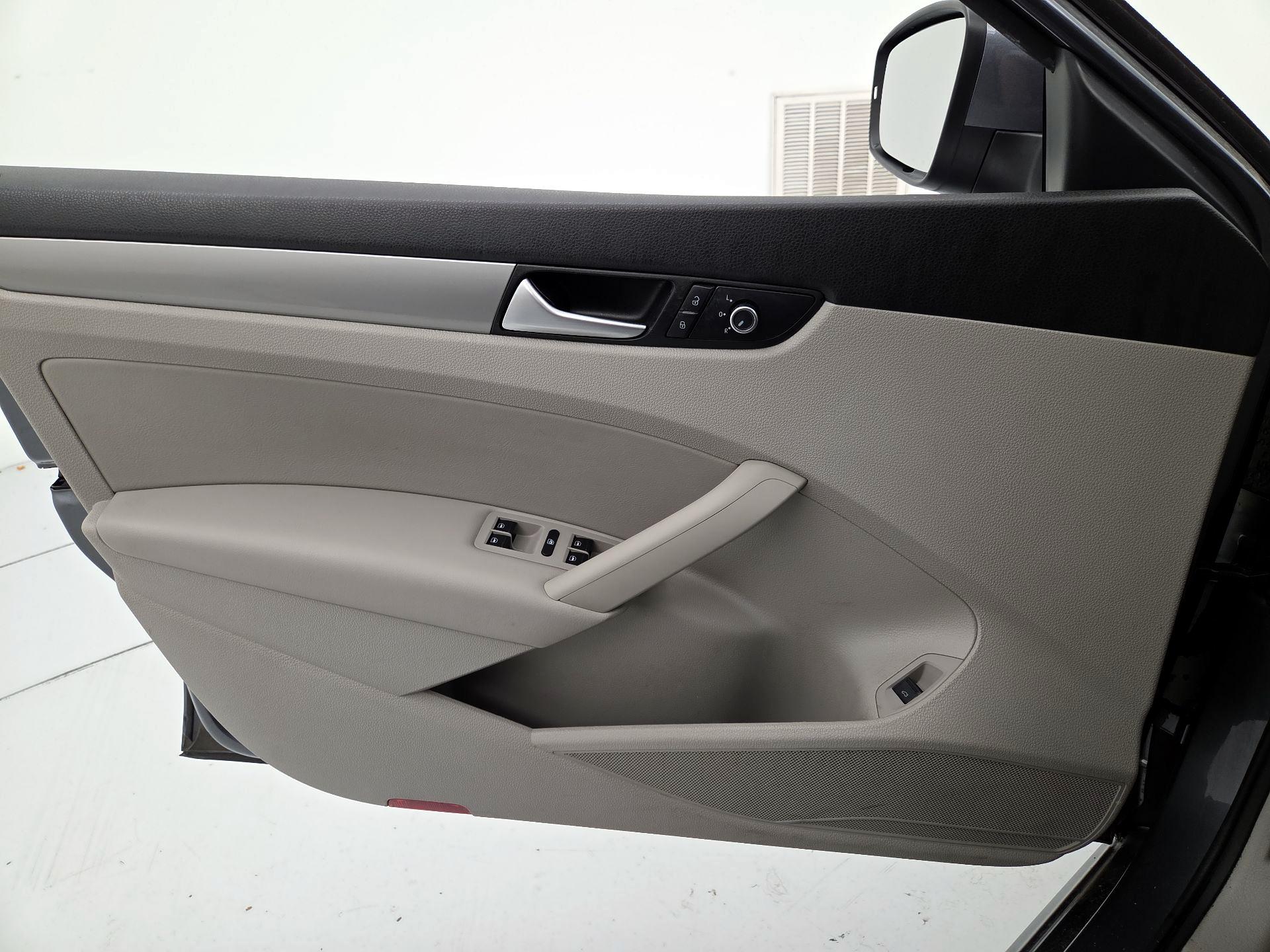 Thumbnail: 2015 Volkswagen Passat - 12