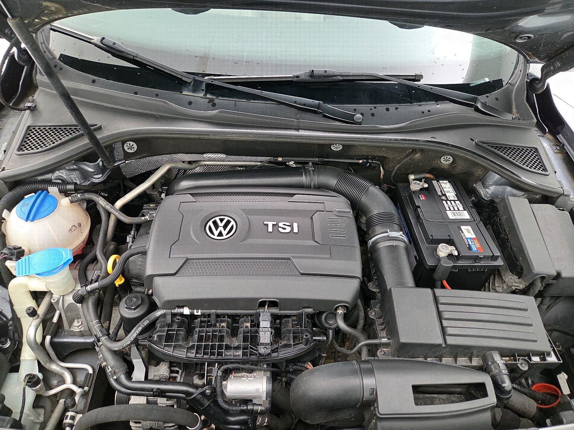 Thumbnail: 2015 Volkswagen Passat - 20