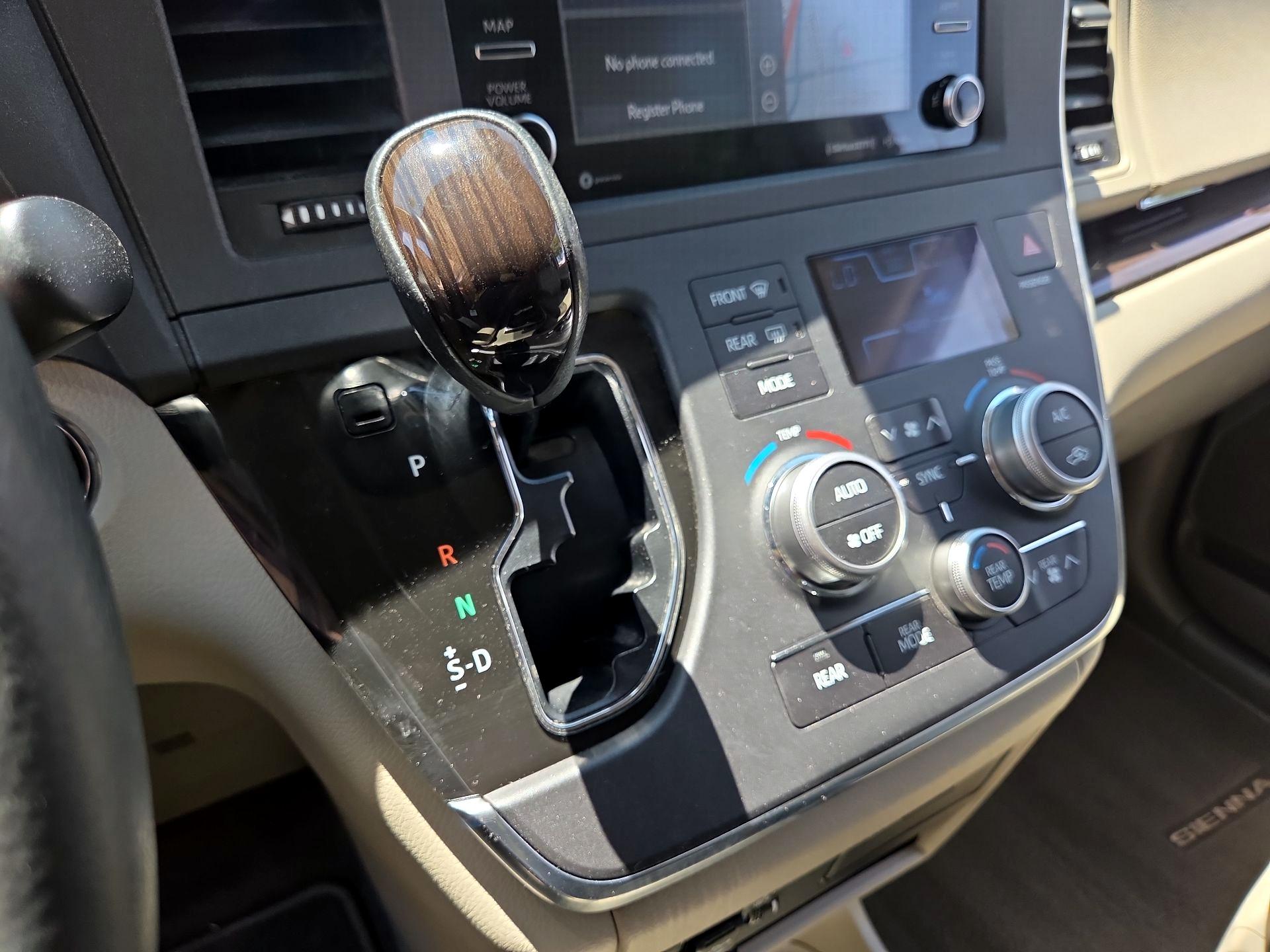 Thumbnail: 2018 Toyota Sienna - 17