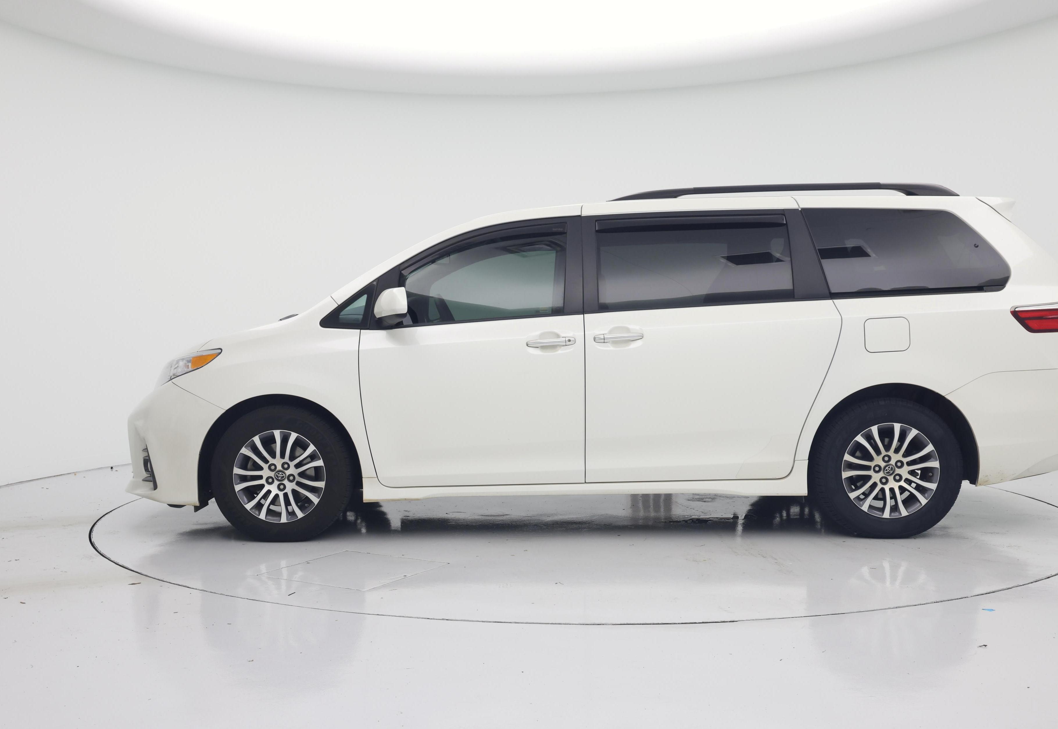 Thumbnail: 2018 Toyota Sienna - 3