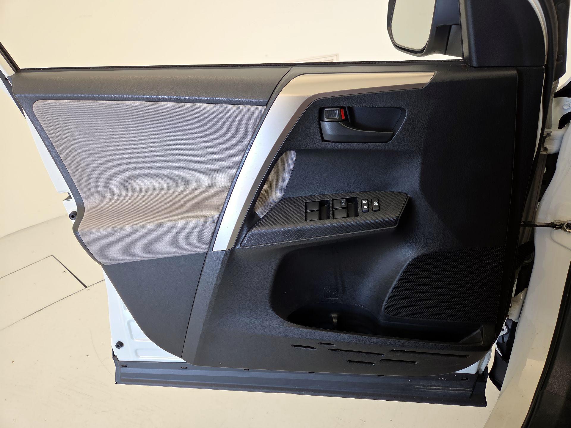 Thumbnail: 2015 Toyota RAV4 - 12