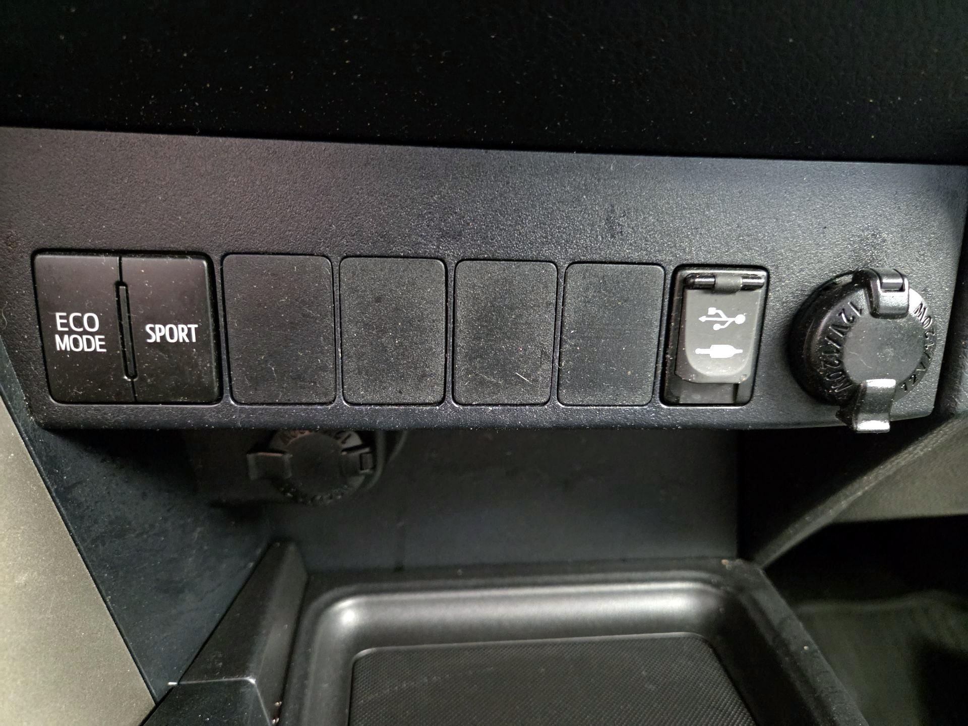 Thumbnail: 2015 Toyota RAV4 - 18
