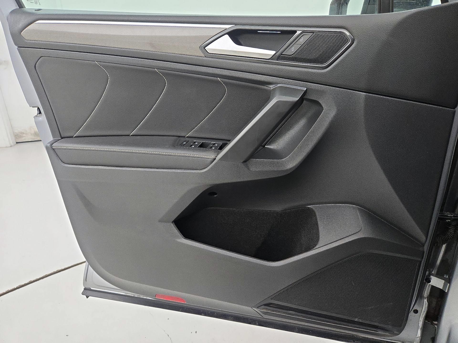 Thumbnail: 2023 Volkswagen Tiguan - 12