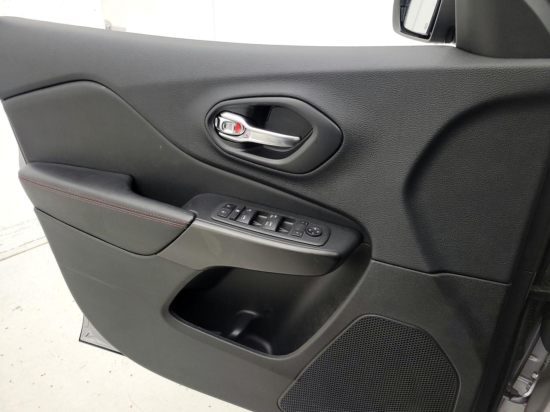 Thumbnail: 2021 Jeep Cherokee - 12