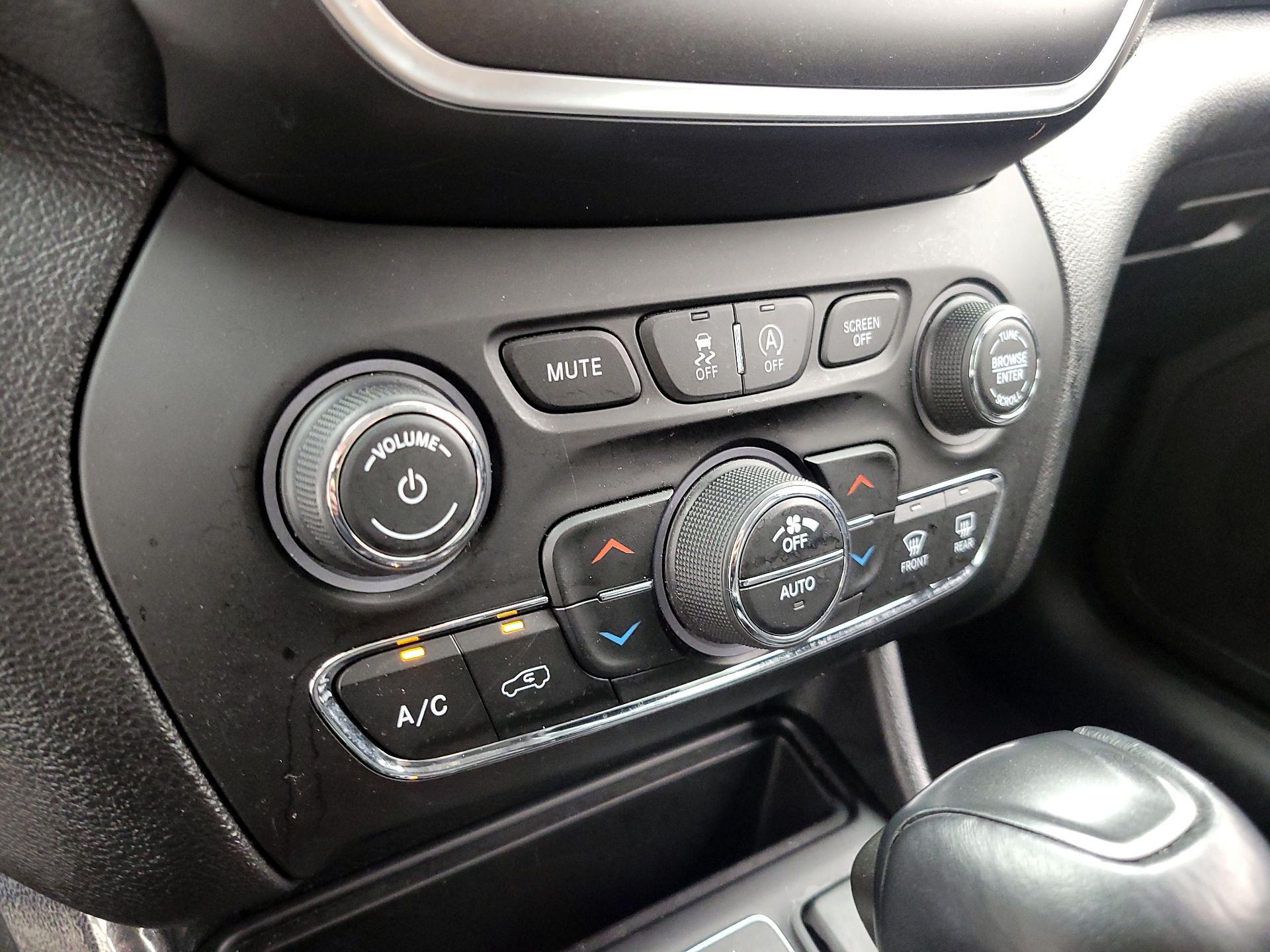 Thumbnail: 2021 Jeep Cherokee - 16