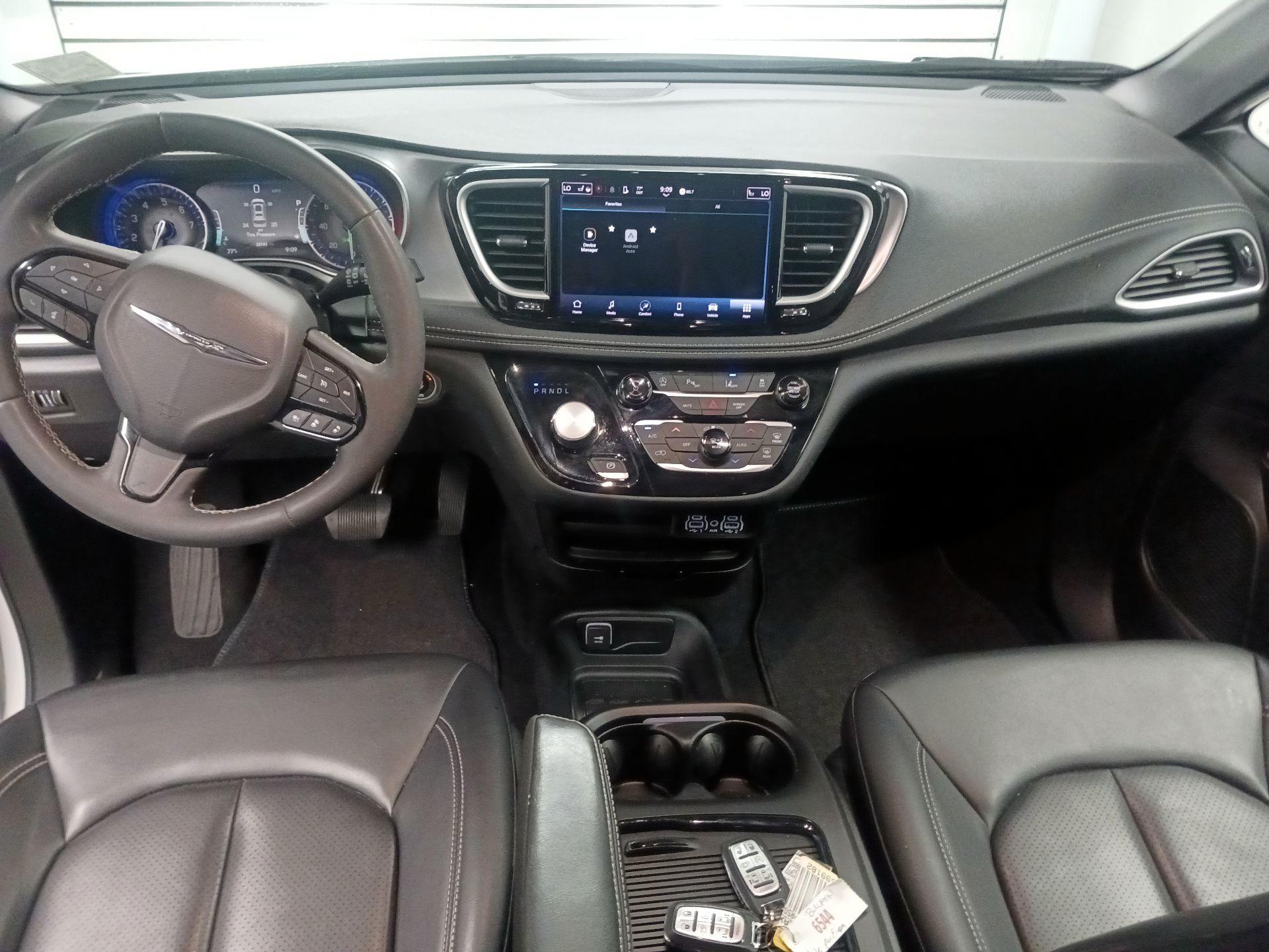 Thumbnail: 2023 Chrysler Pacifica - 9