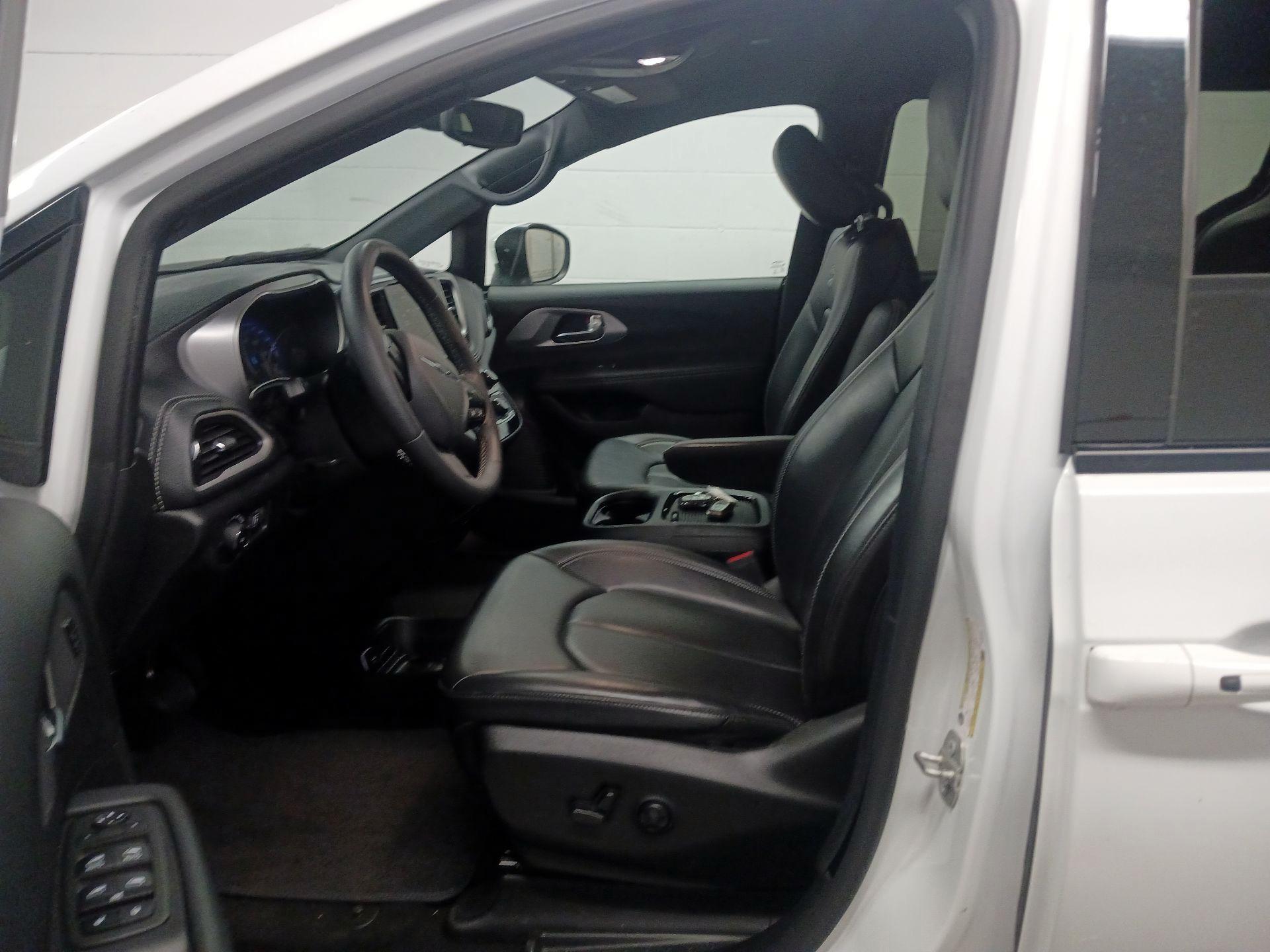 Thumbnail: 2023 Chrysler Pacifica - 11