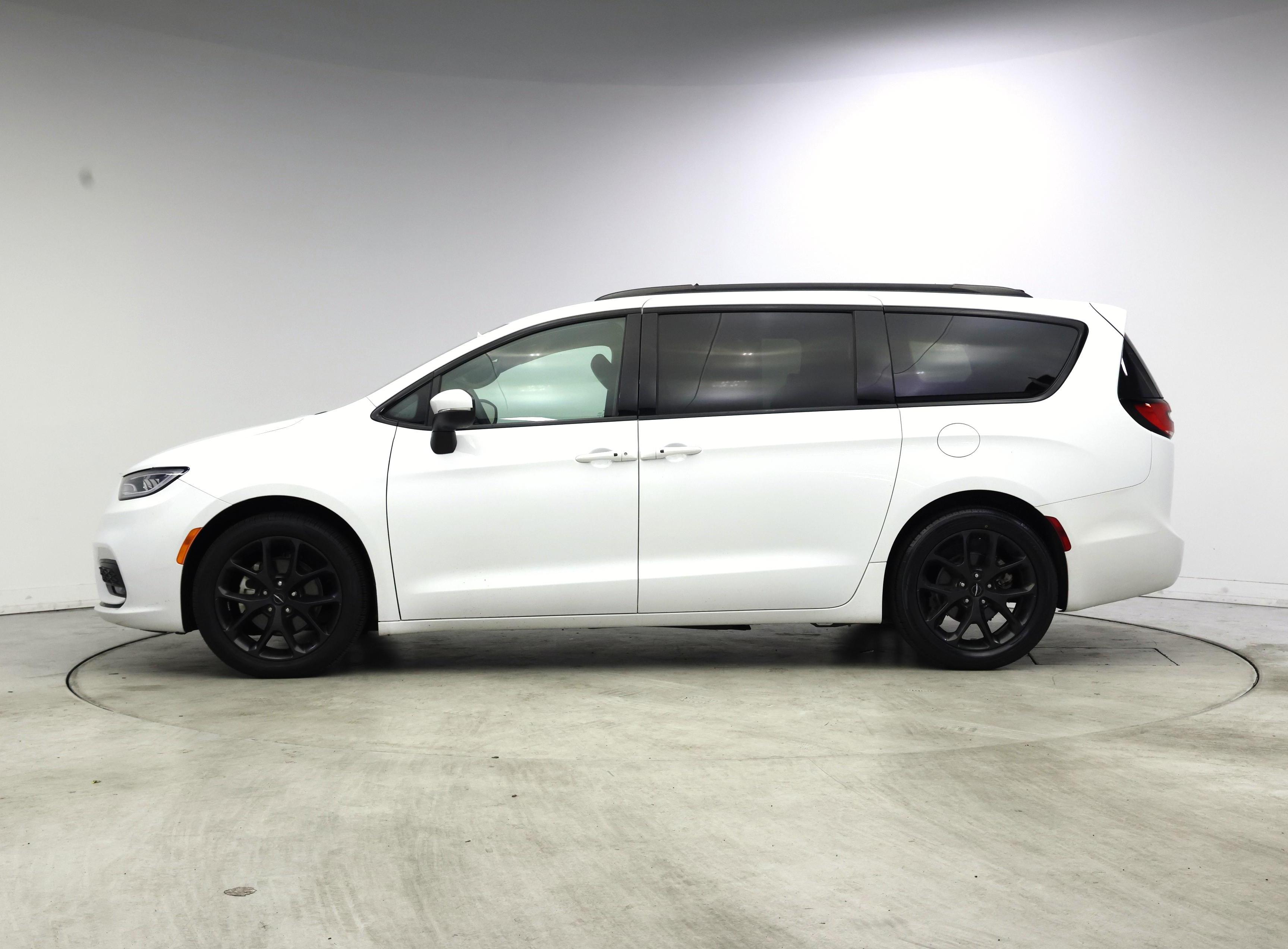 Thumbnail: 2023 Chrysler Pacifica - 3