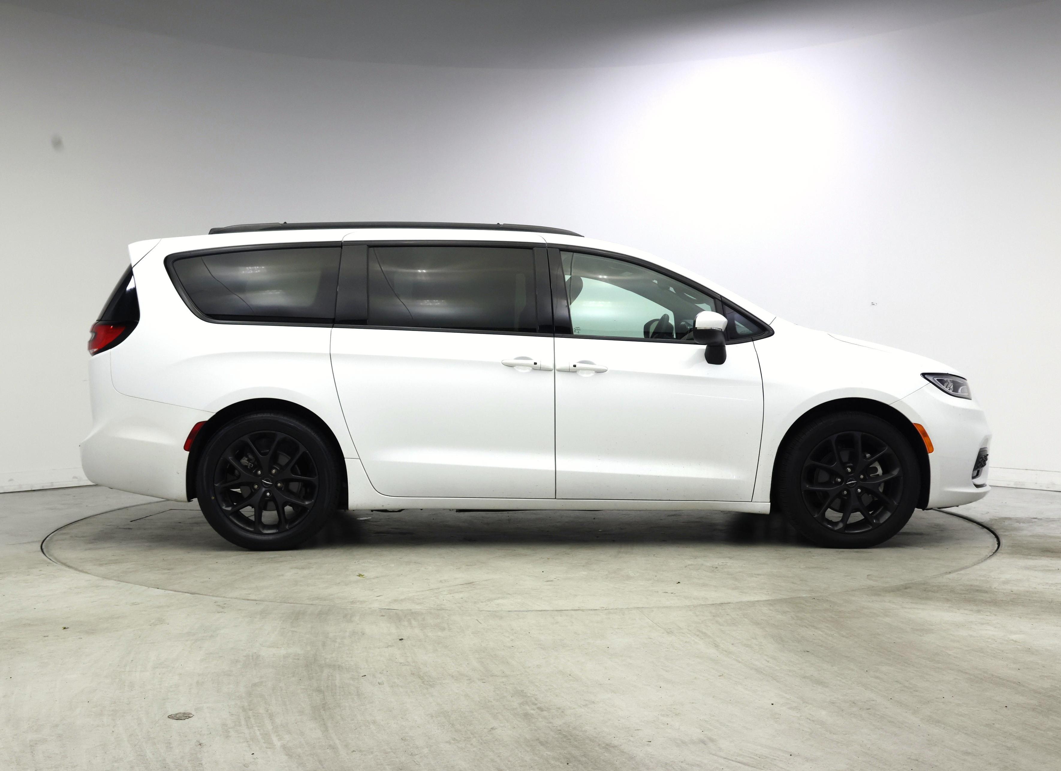 Thumbnail: 2023 Chrysler Pacifica - 7