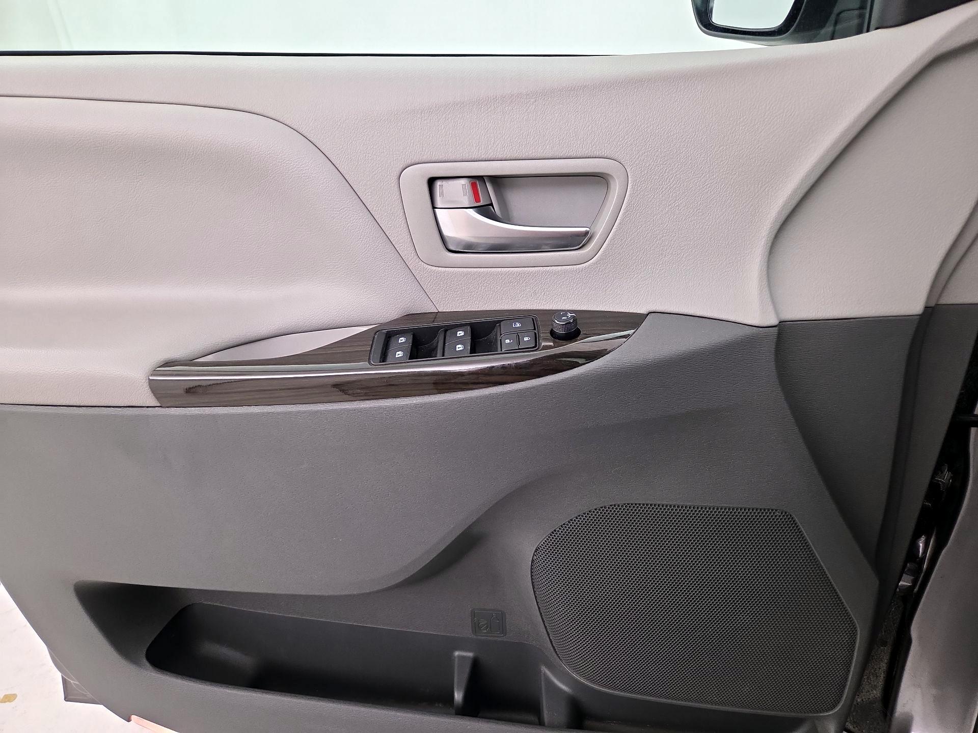 Thumbnail: 2020 Toyota Sienna - 10