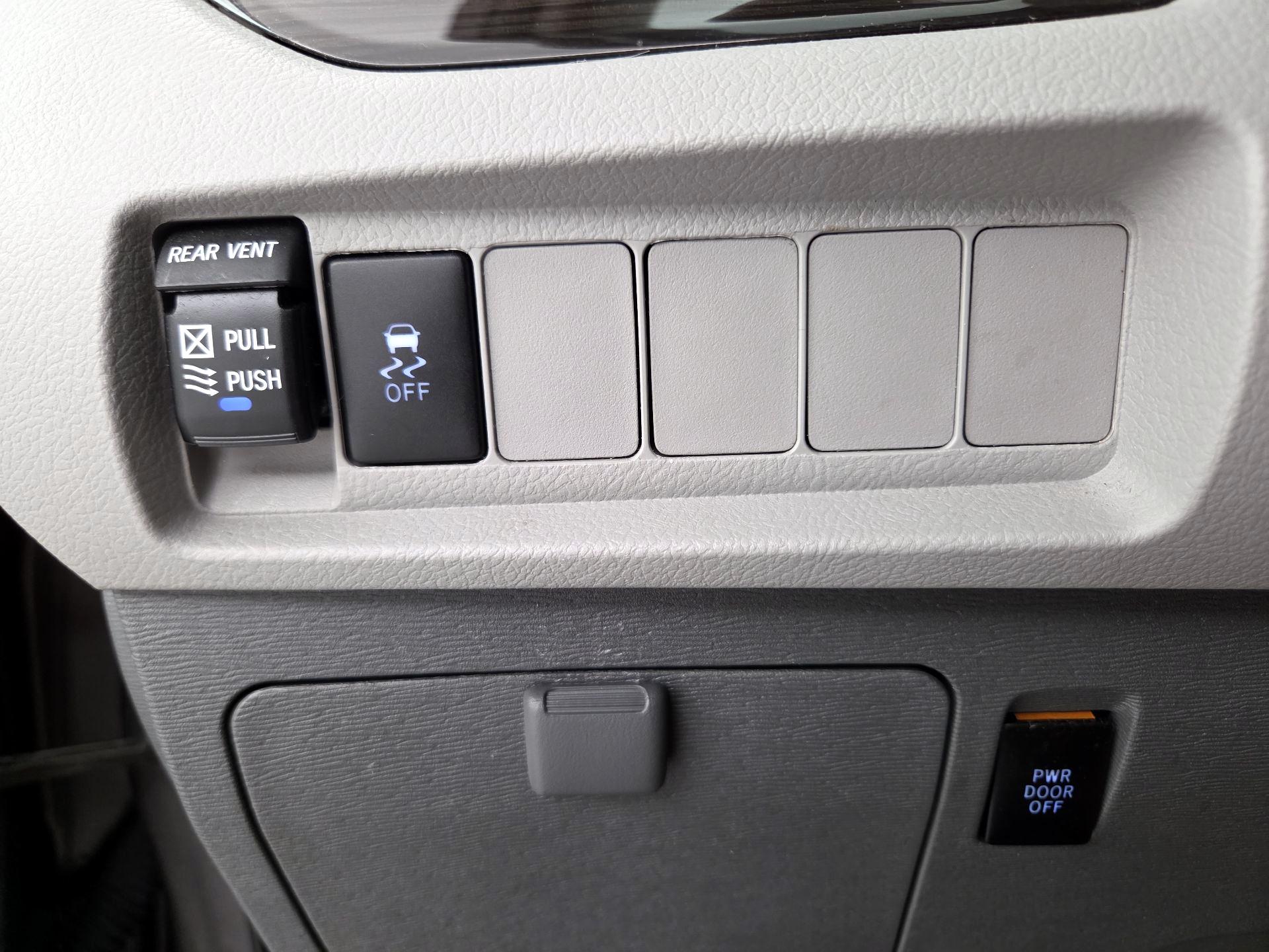 Thumbnail: 2020 Toyota Sienna - 11