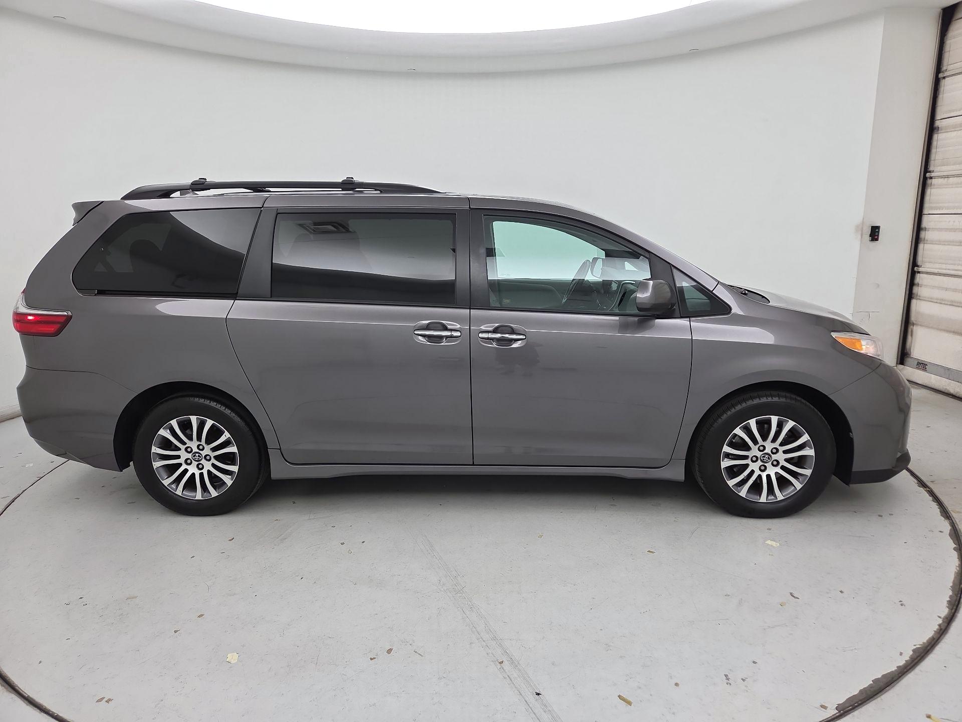 Thumbnail: 2020 Toyota Sienna - 4