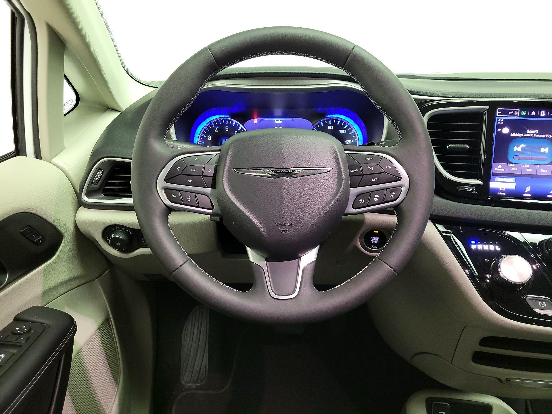 Thumbnail: 2023 Chrysler Pacifica - 10