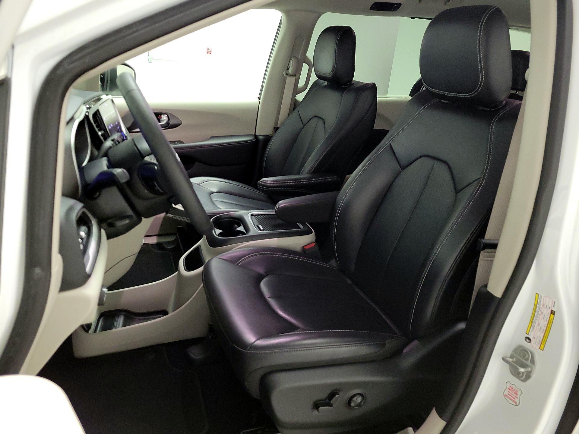 Thumbnail: 2023 Chrysler Pacifica - 11