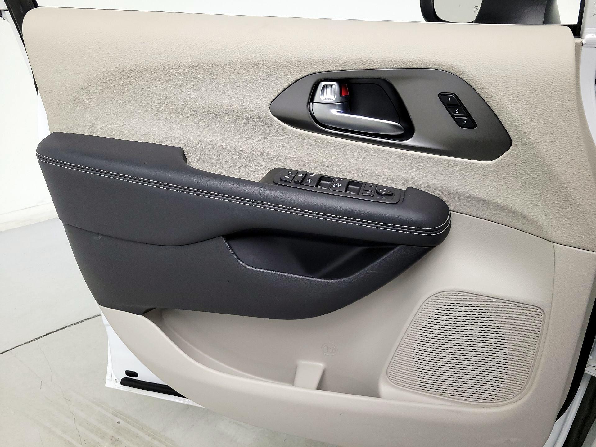 Thumbnail: 2023 Chrysler Pacifica - 12