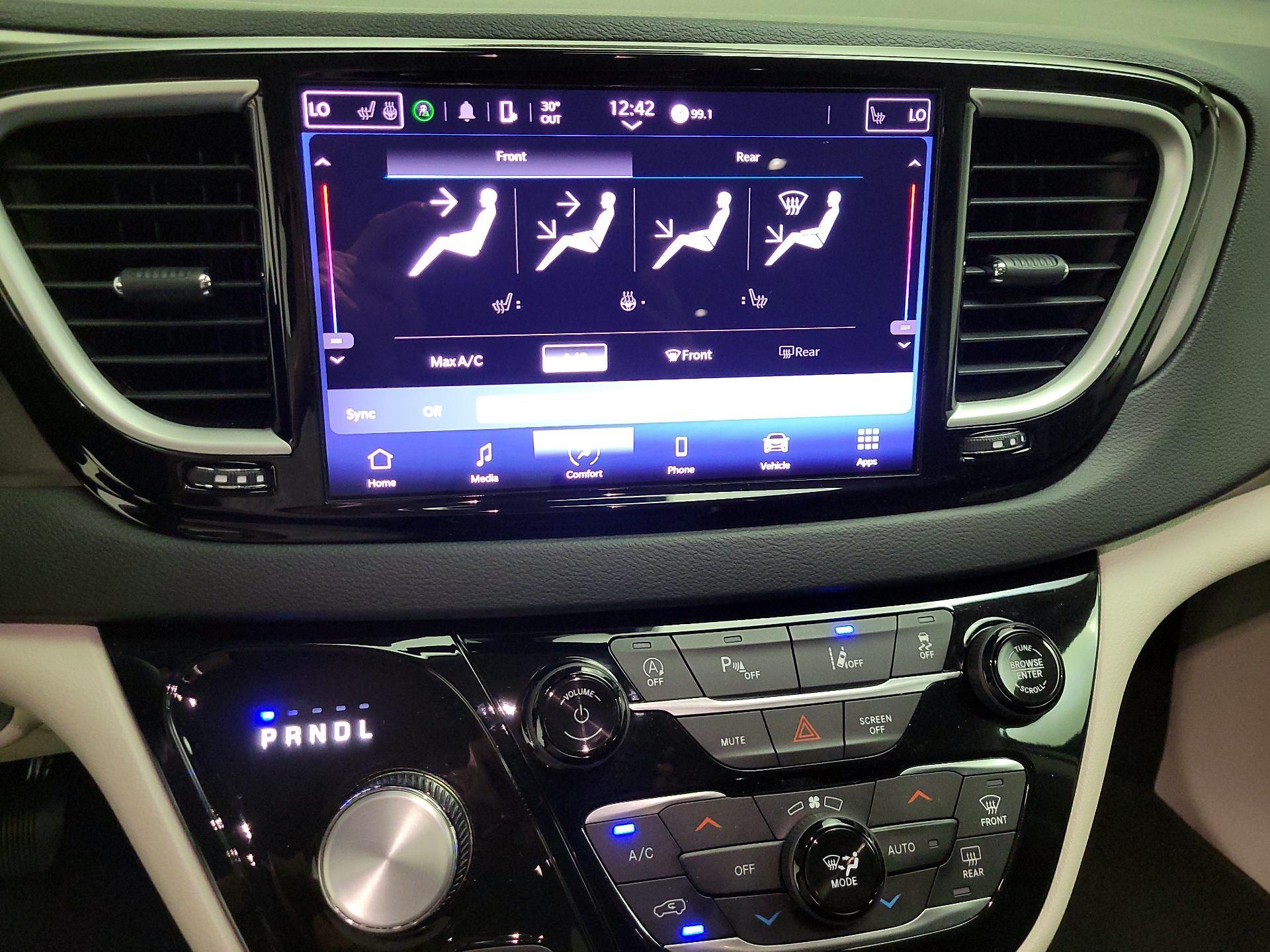 Thumbnail: 2023 Chrysler Pacifica - 17