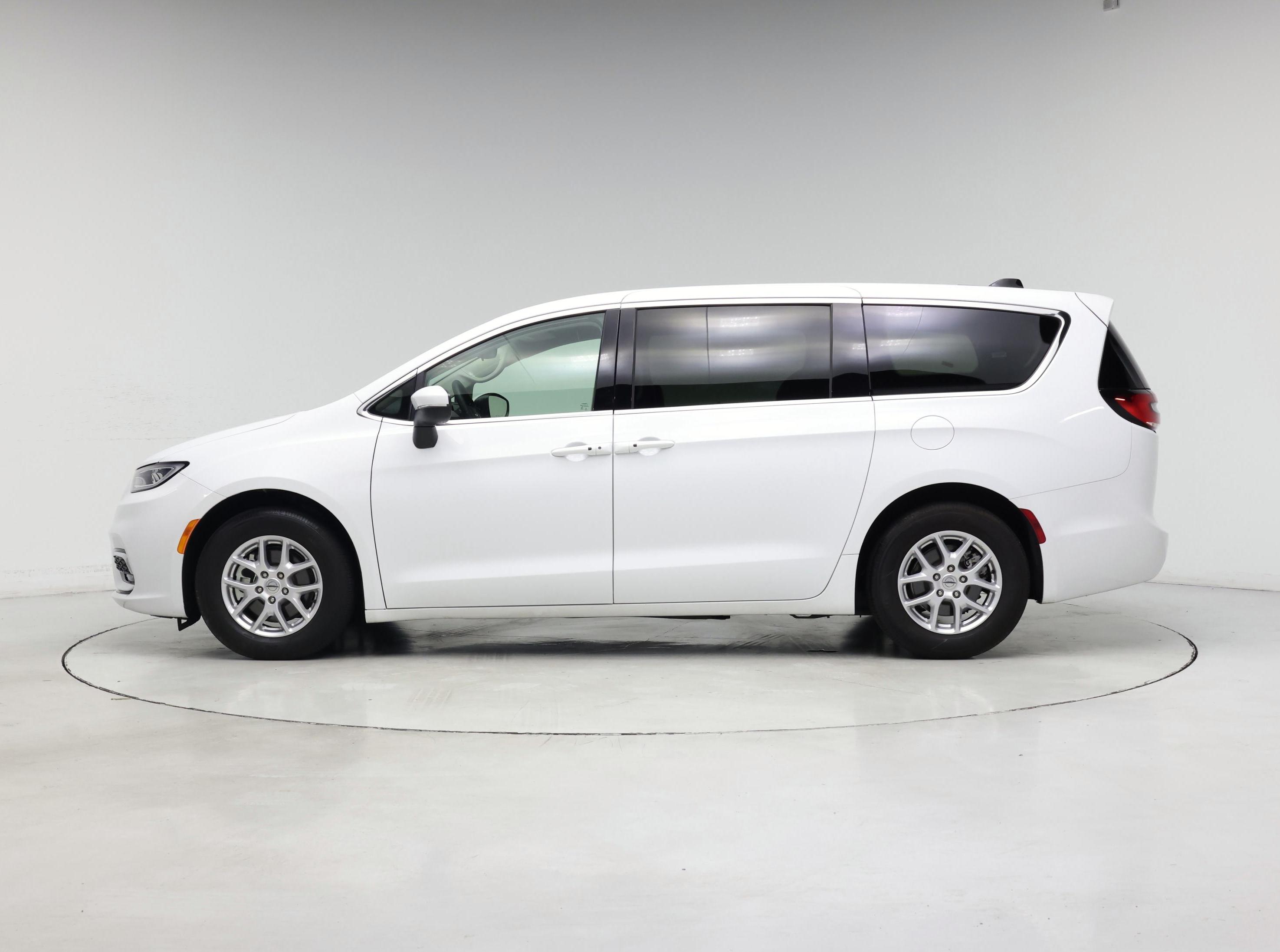 Thumbnail: 2023 Chrysler Pacifica - 3