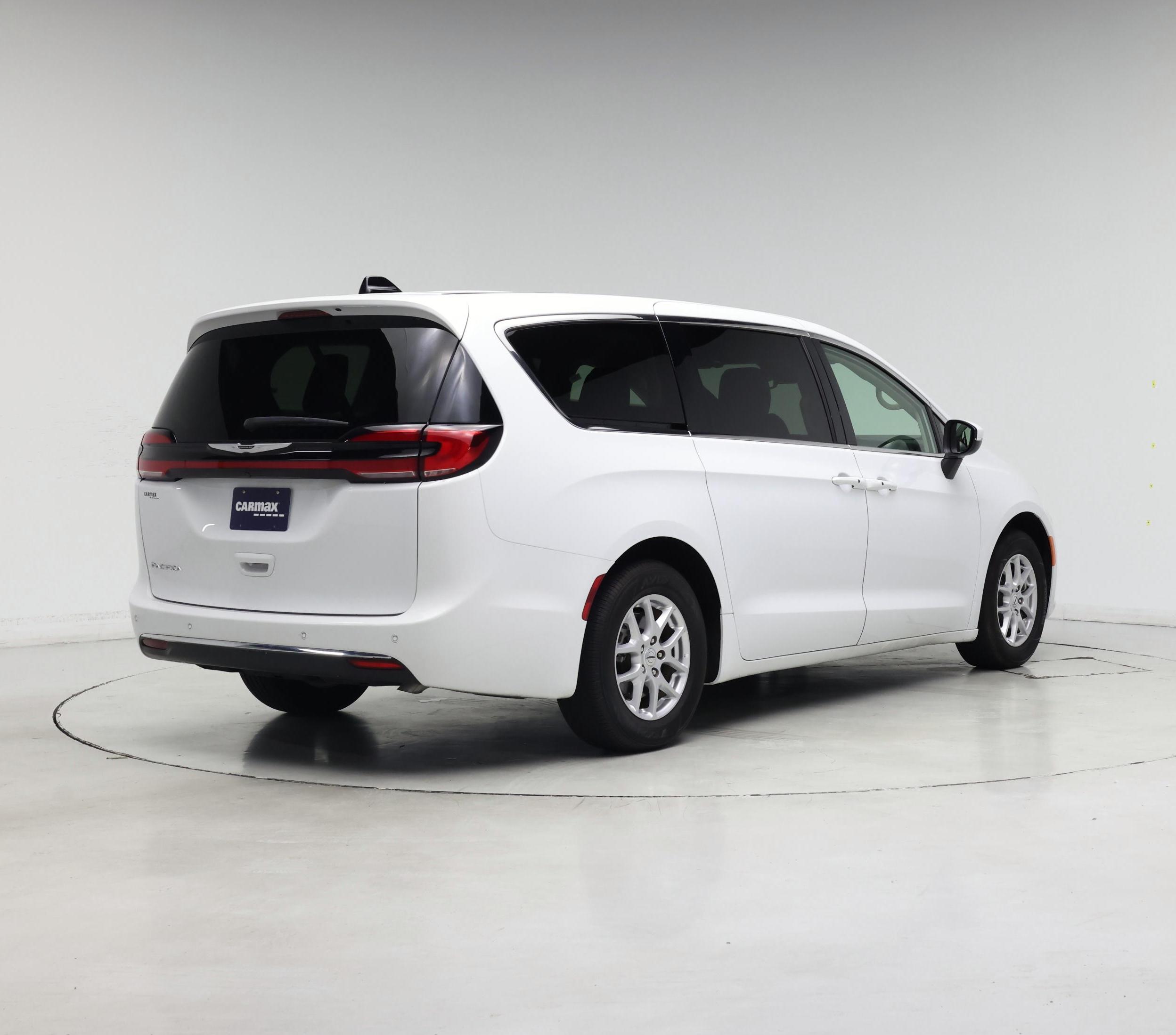 Thumbnail: 2023 Chrysler Pacifica - 8