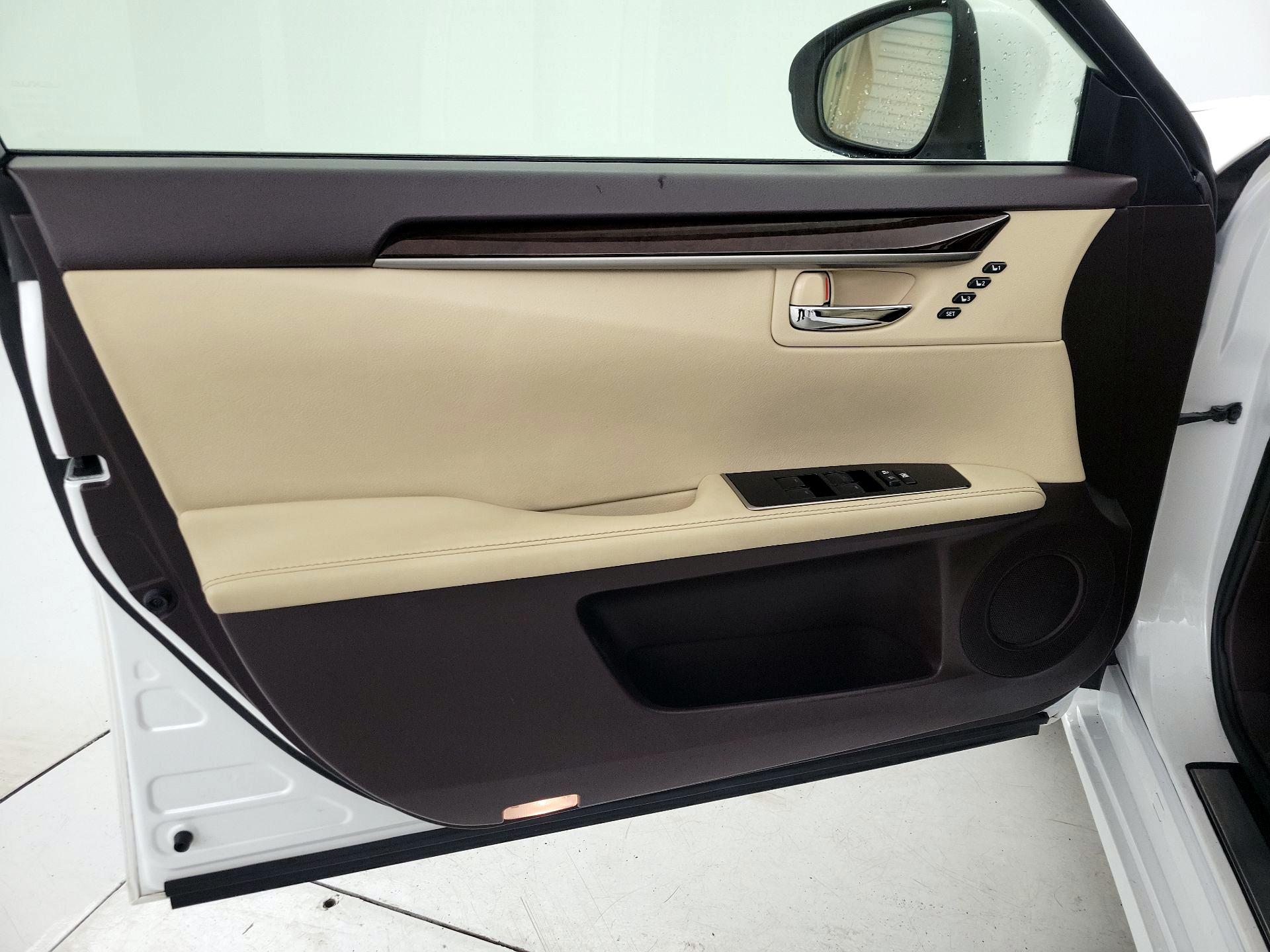 Thumbnail: 2016 Lexus ES - 12