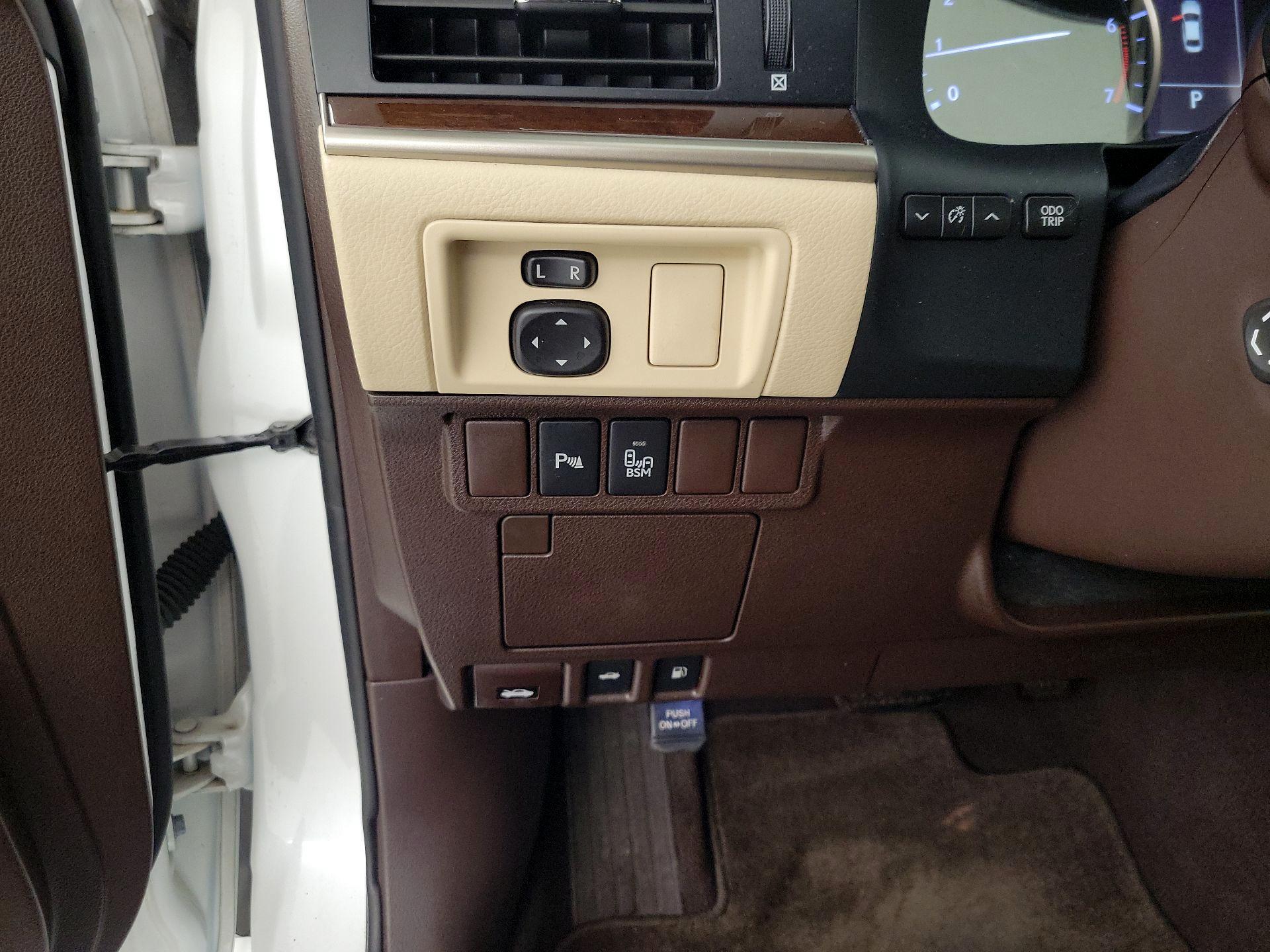 Thumbnail: 2016 Lexus ES - 13