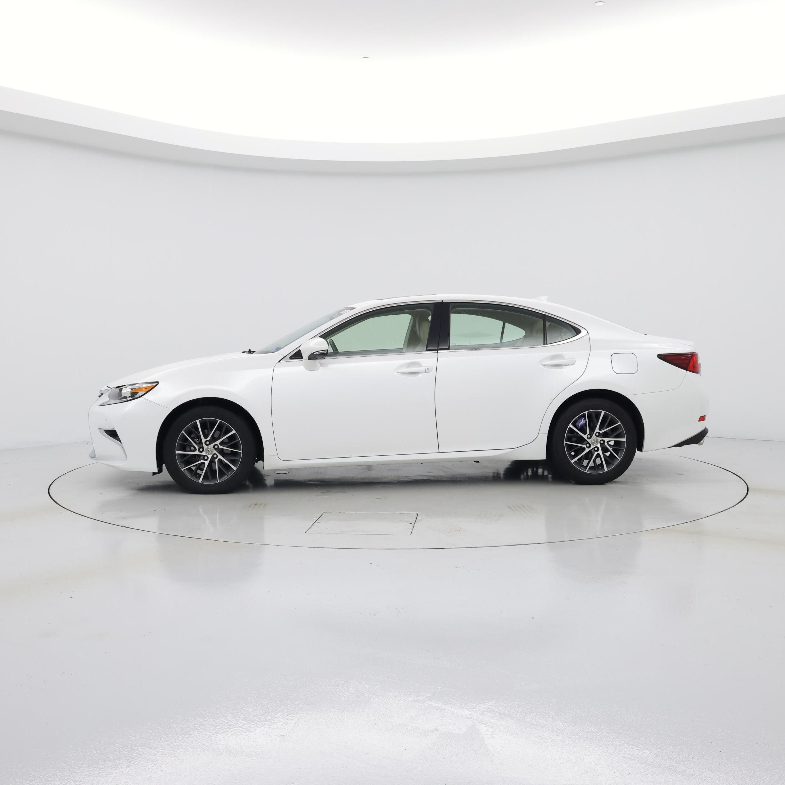 Thumbnail: 2016 Lexus ES - 3