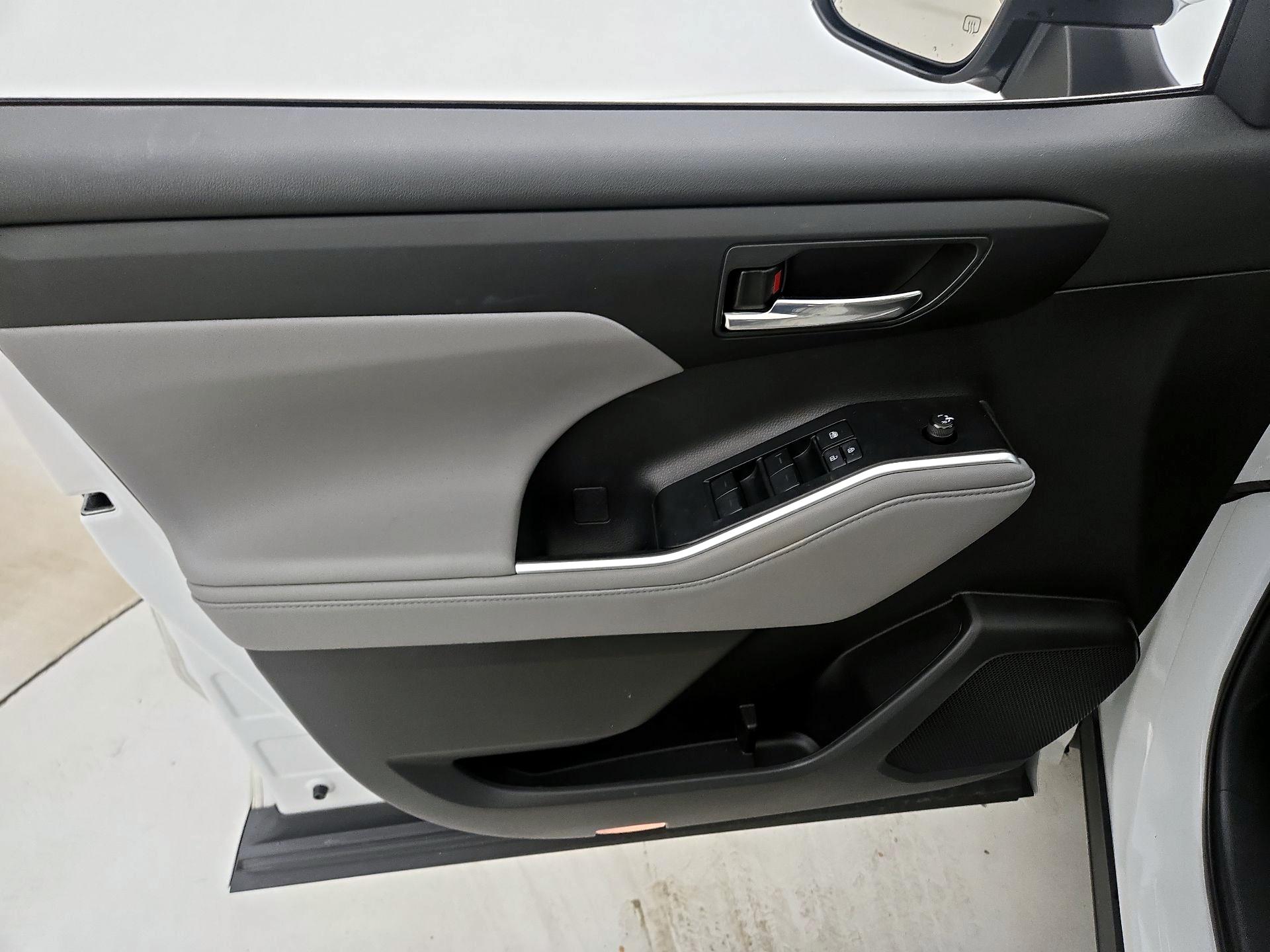 Thumbnail: 2022 Toyota Highlander - 12