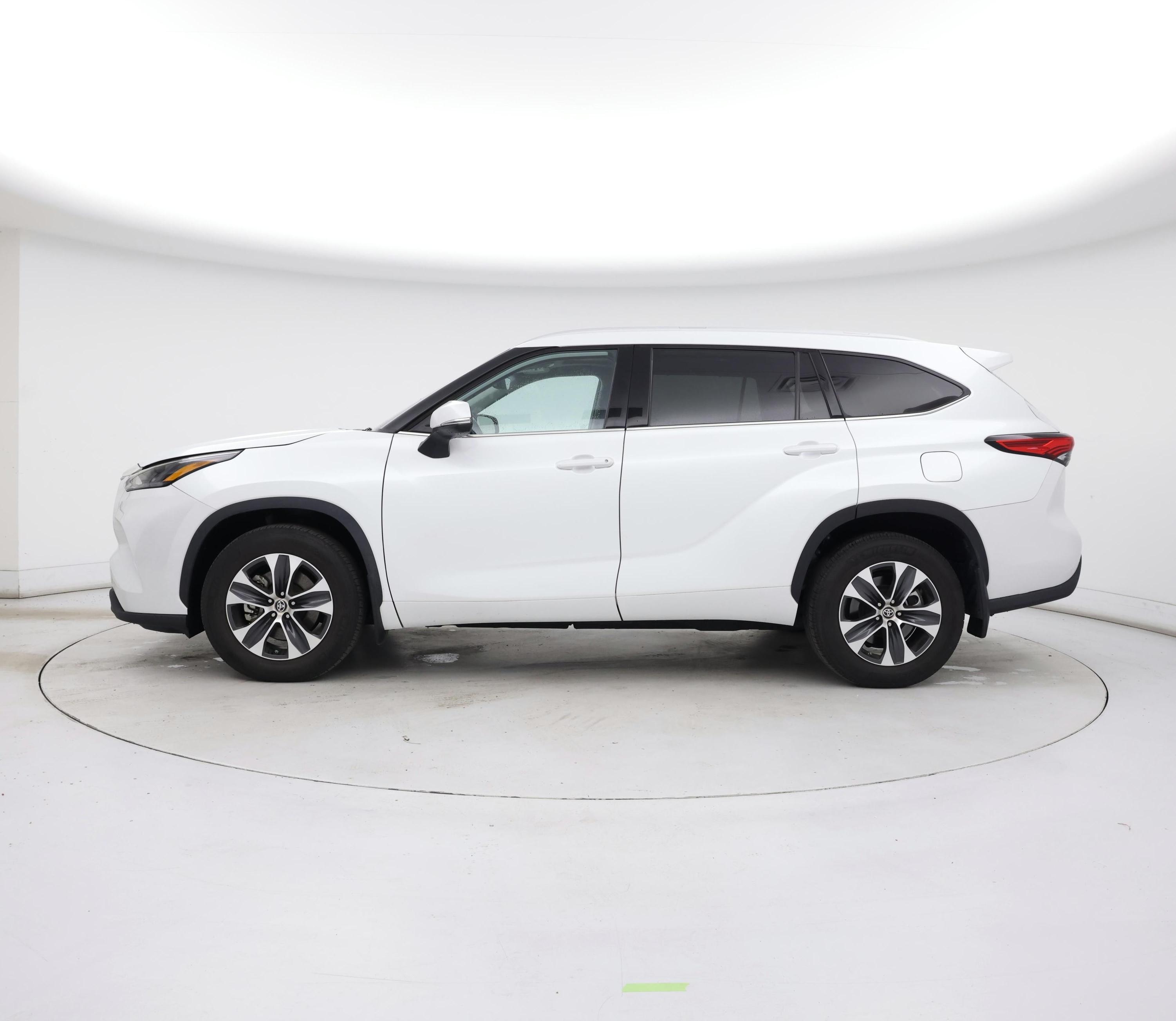 Thumbnail: 2022 Toyota Highlander - 3