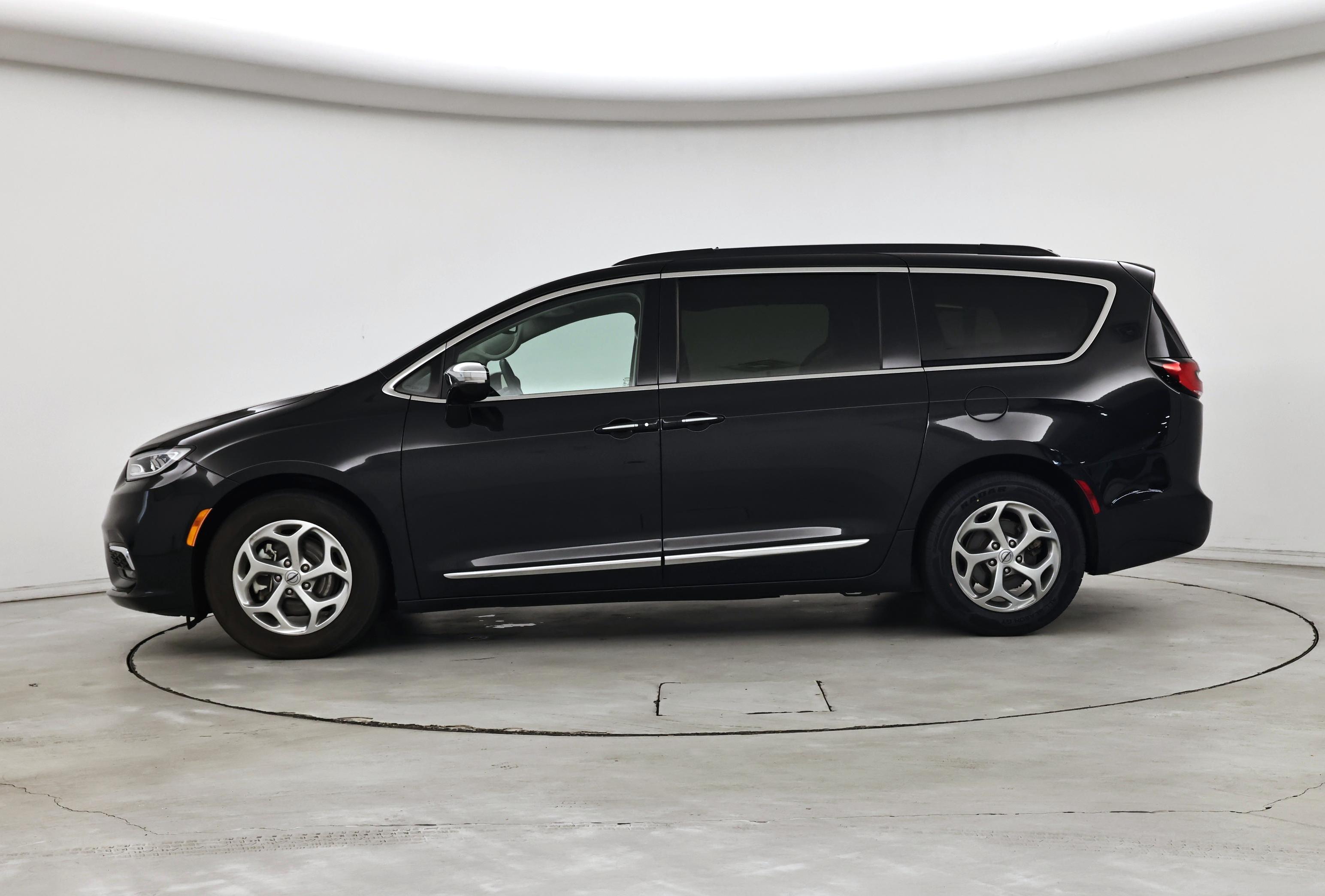 Thumbnail: 2023 Chrysler Pacifica - 3
