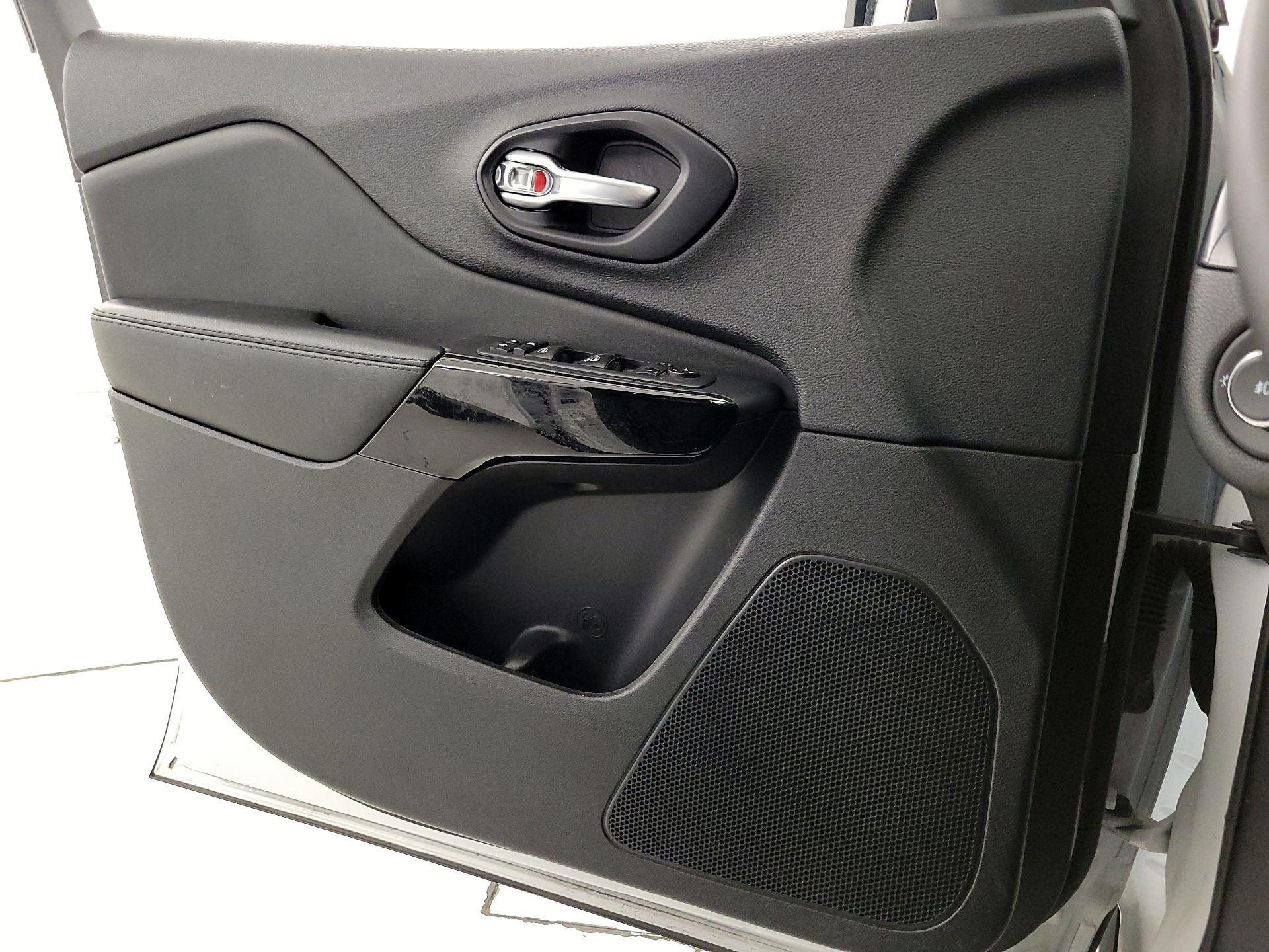 Thumbnail: 2021 Jeep Cherokee - 12