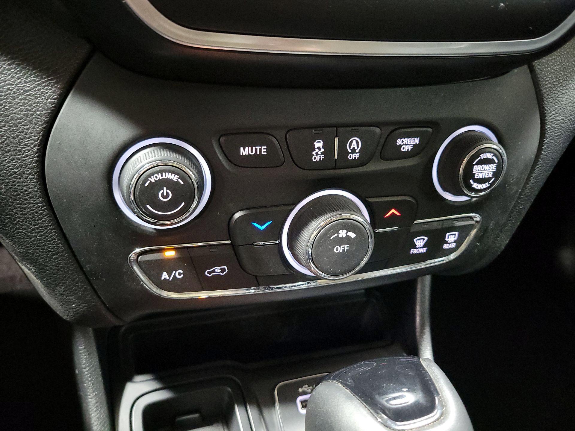 Thumbnail: 2021 Jeep Cherokee - 16