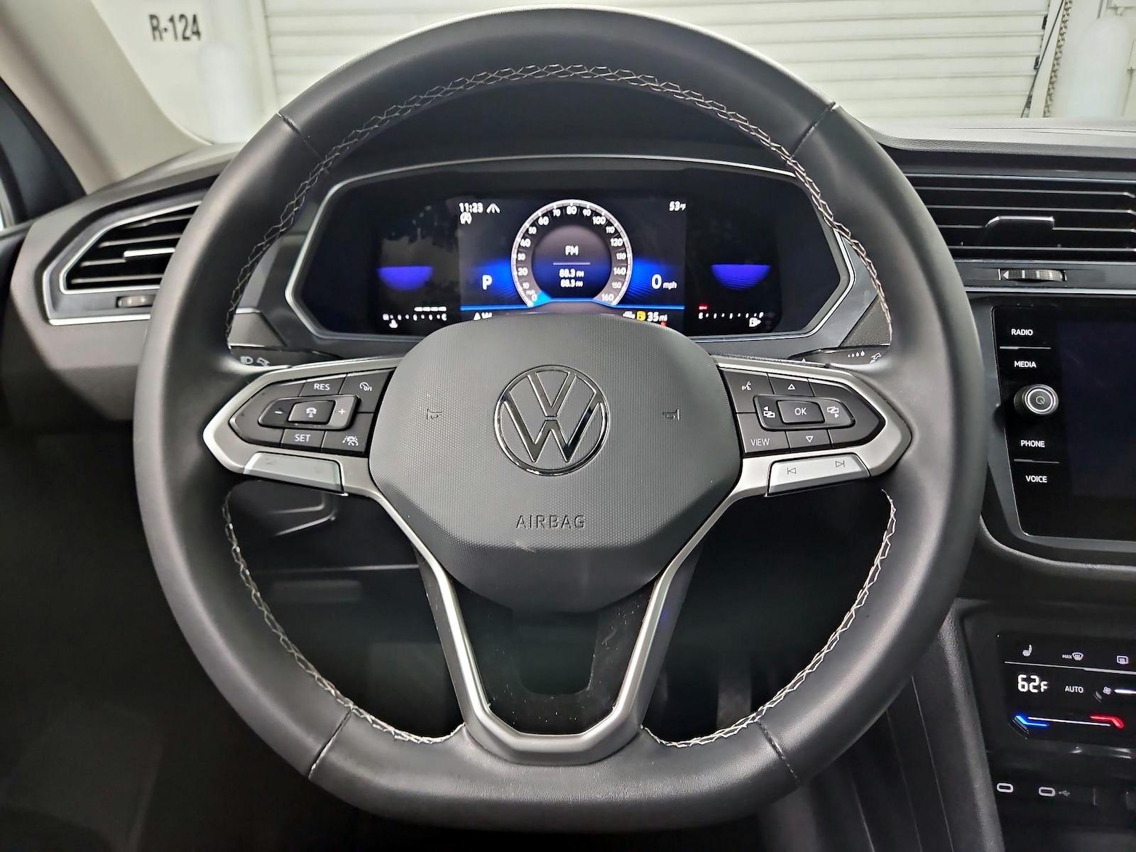 2022 Volkswagen Tiguan SE - Photo 11
