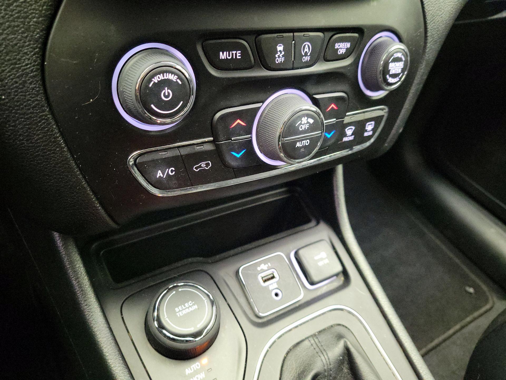 Thumbnail: 2022 Jeep Cherokee - 16