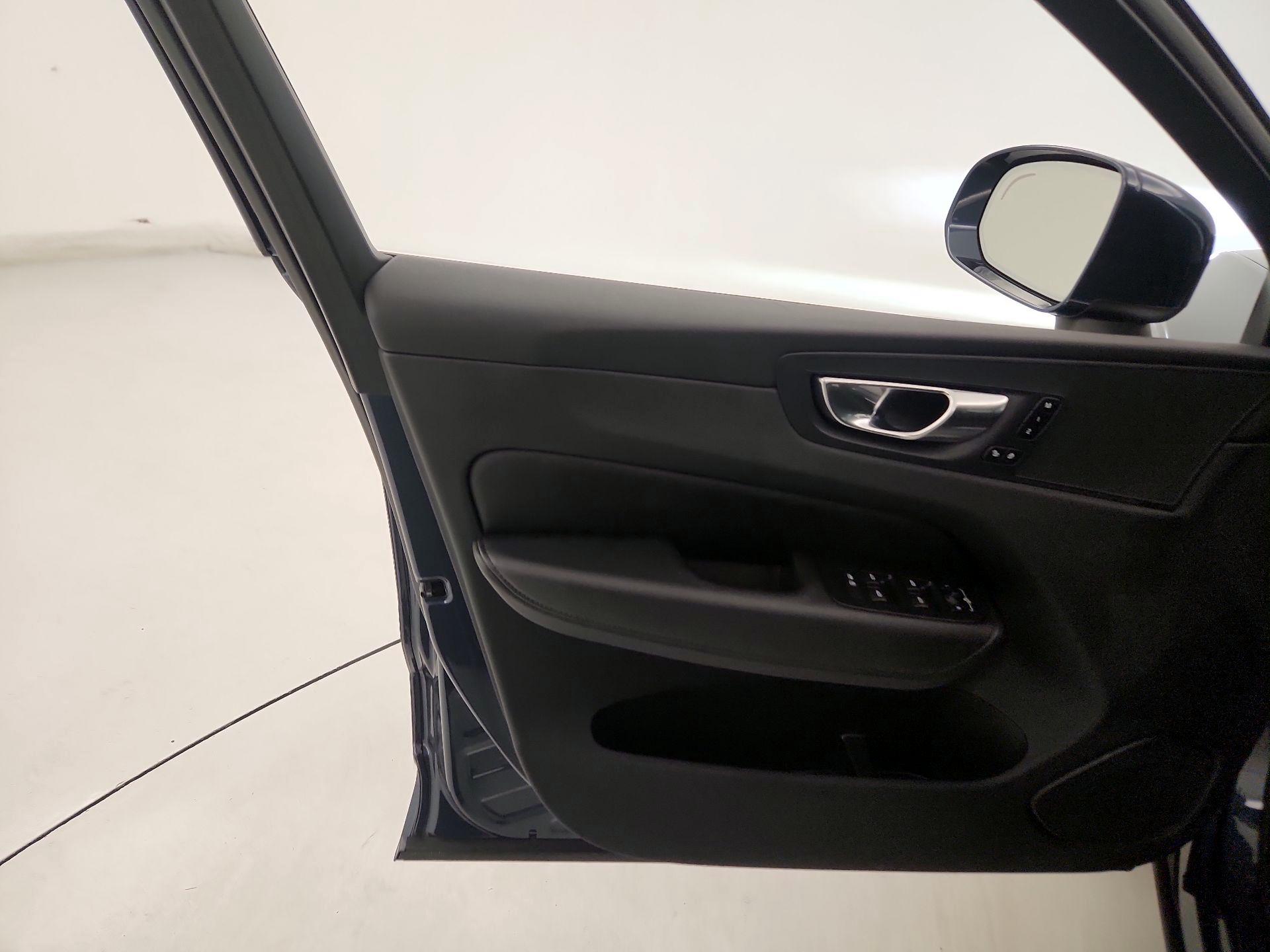 Thumbnail: 2023 Volvo XC60 - 12