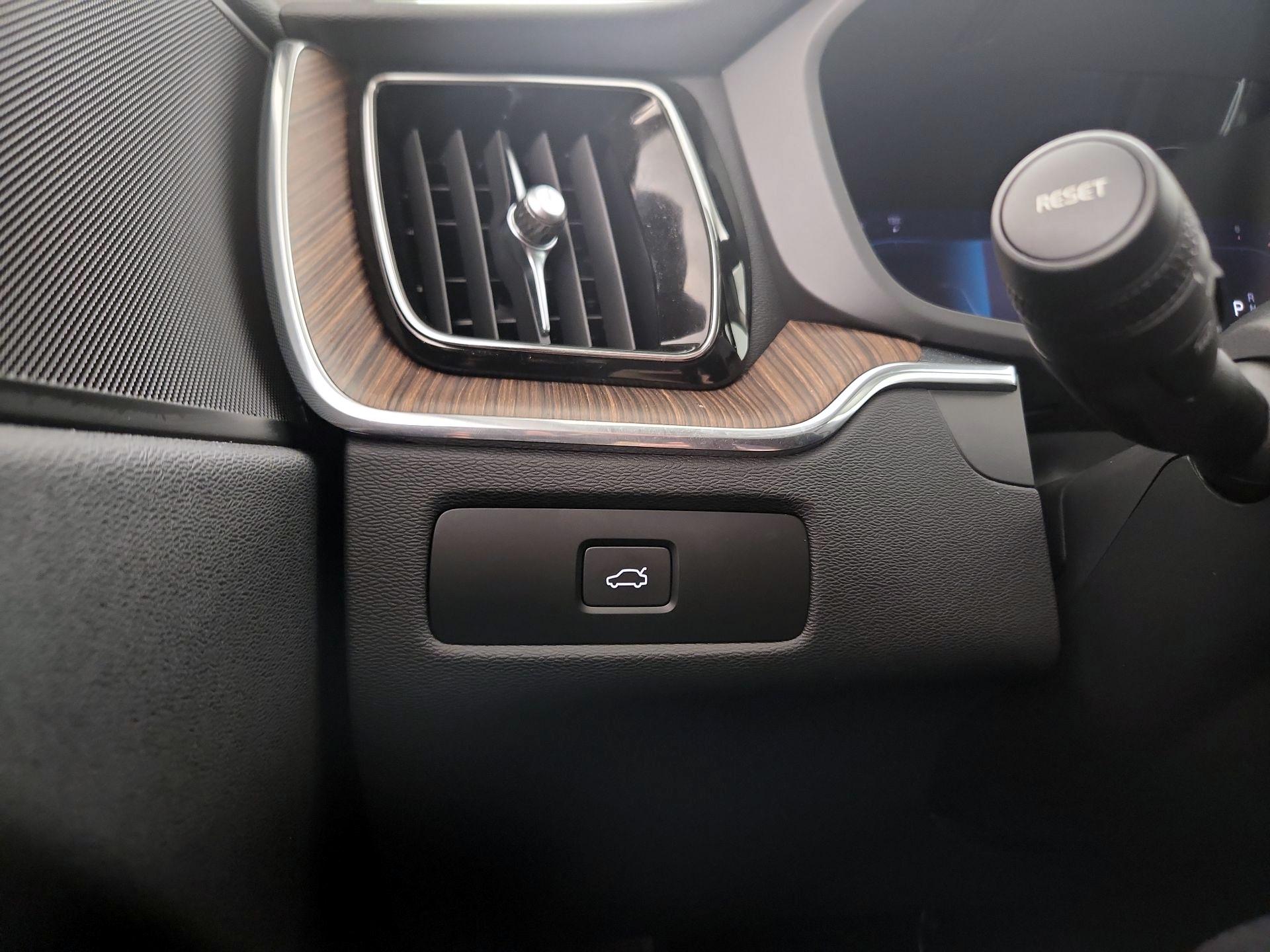 Thumbnail: 2023 Volvo XC60 - 13