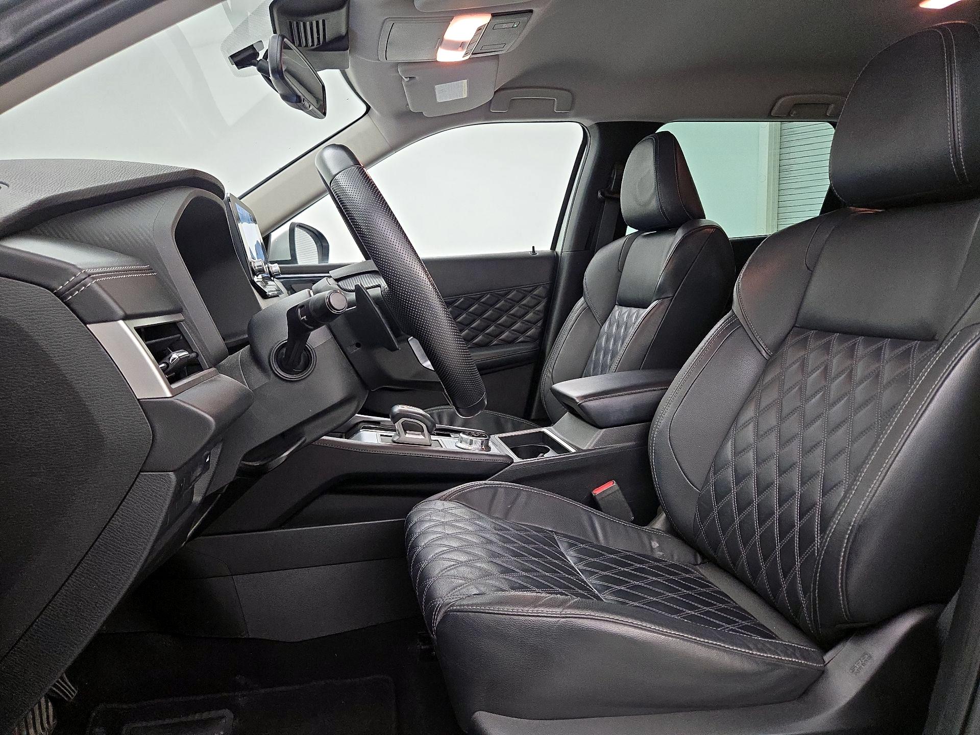 Thumbnail: 2022 Mitsubishi Outlander - 11