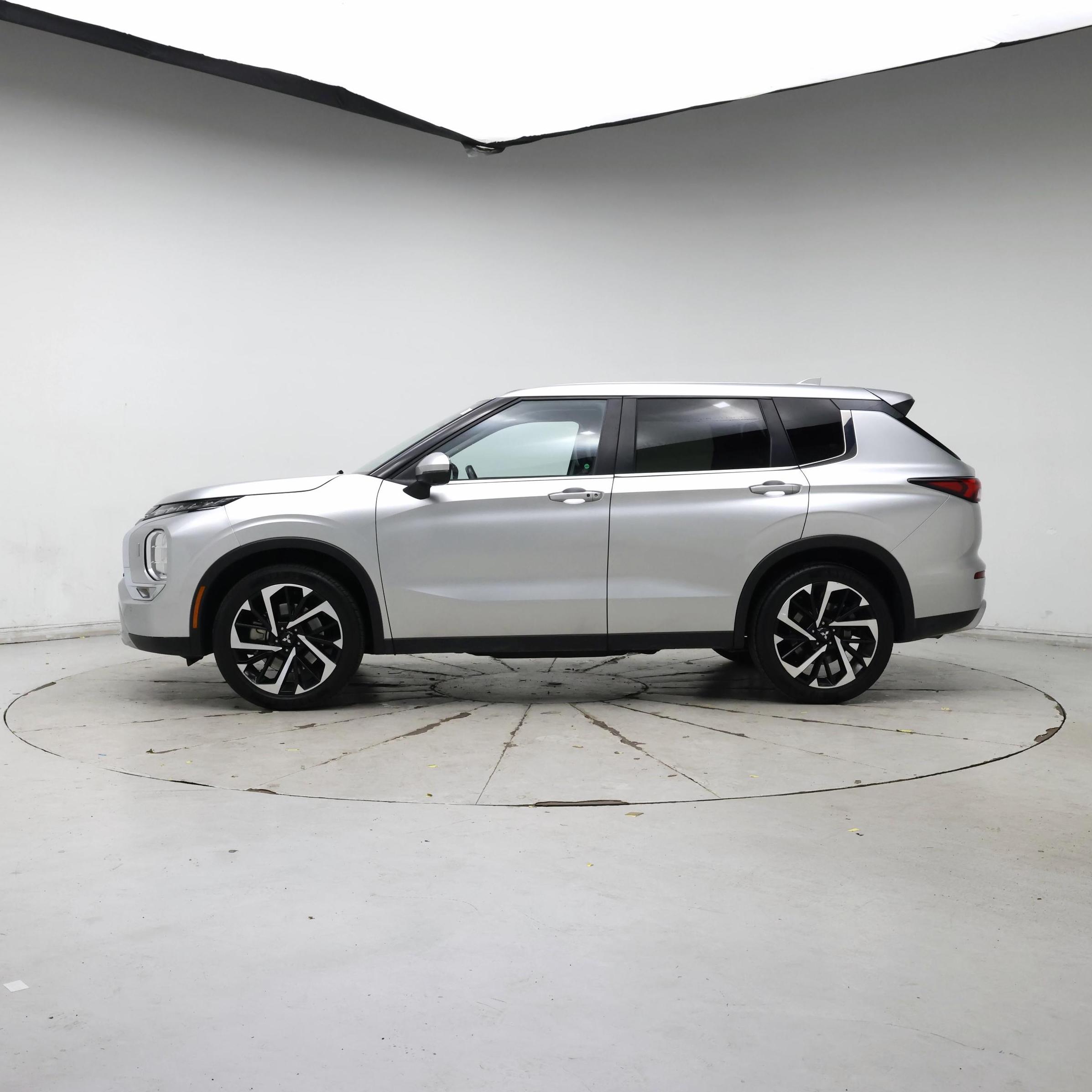 Thumbnail: 2024 Mitsubishi Outlander - 3