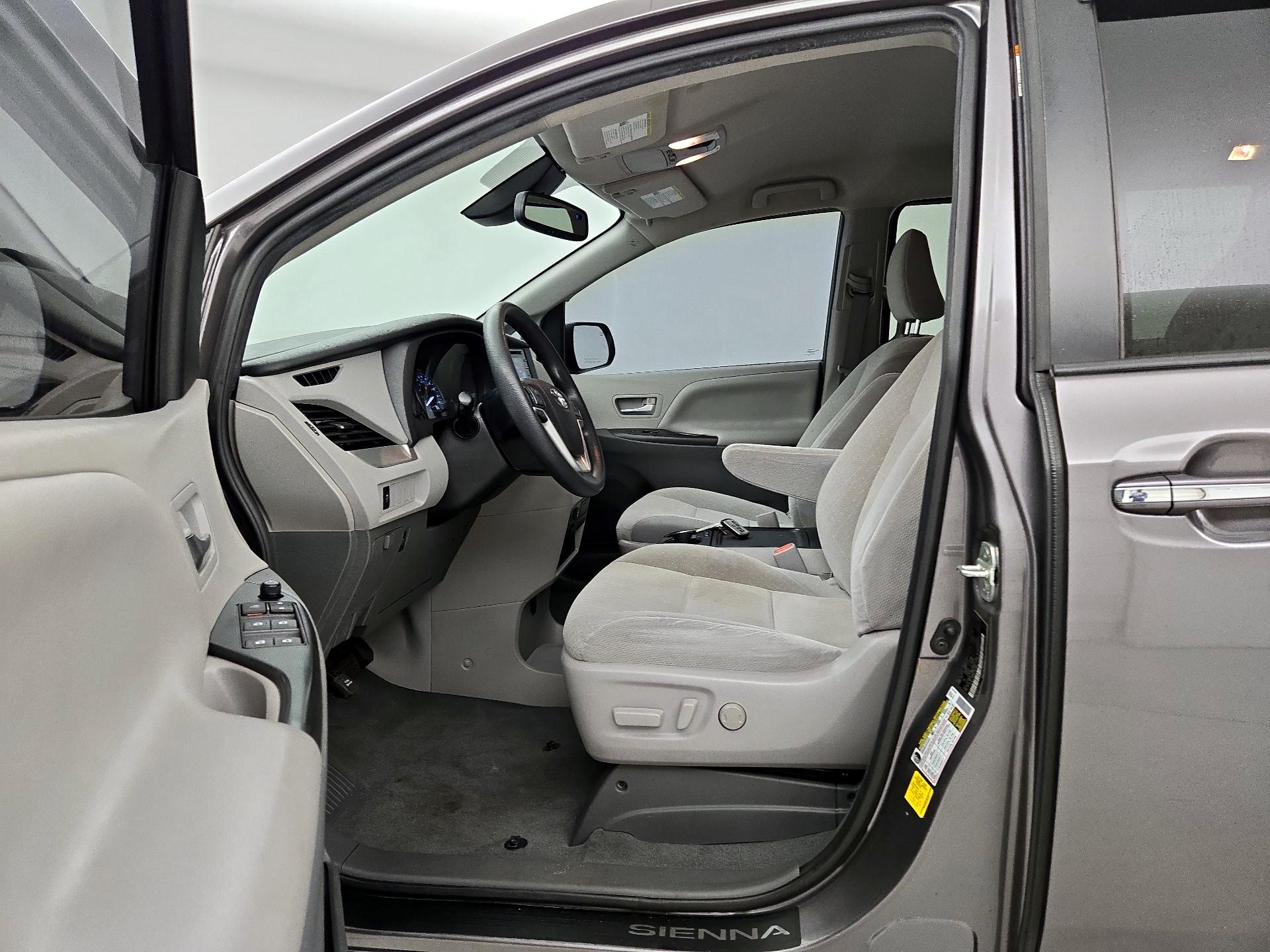 Thumbnail: 2020 Toyota Sienna - 11