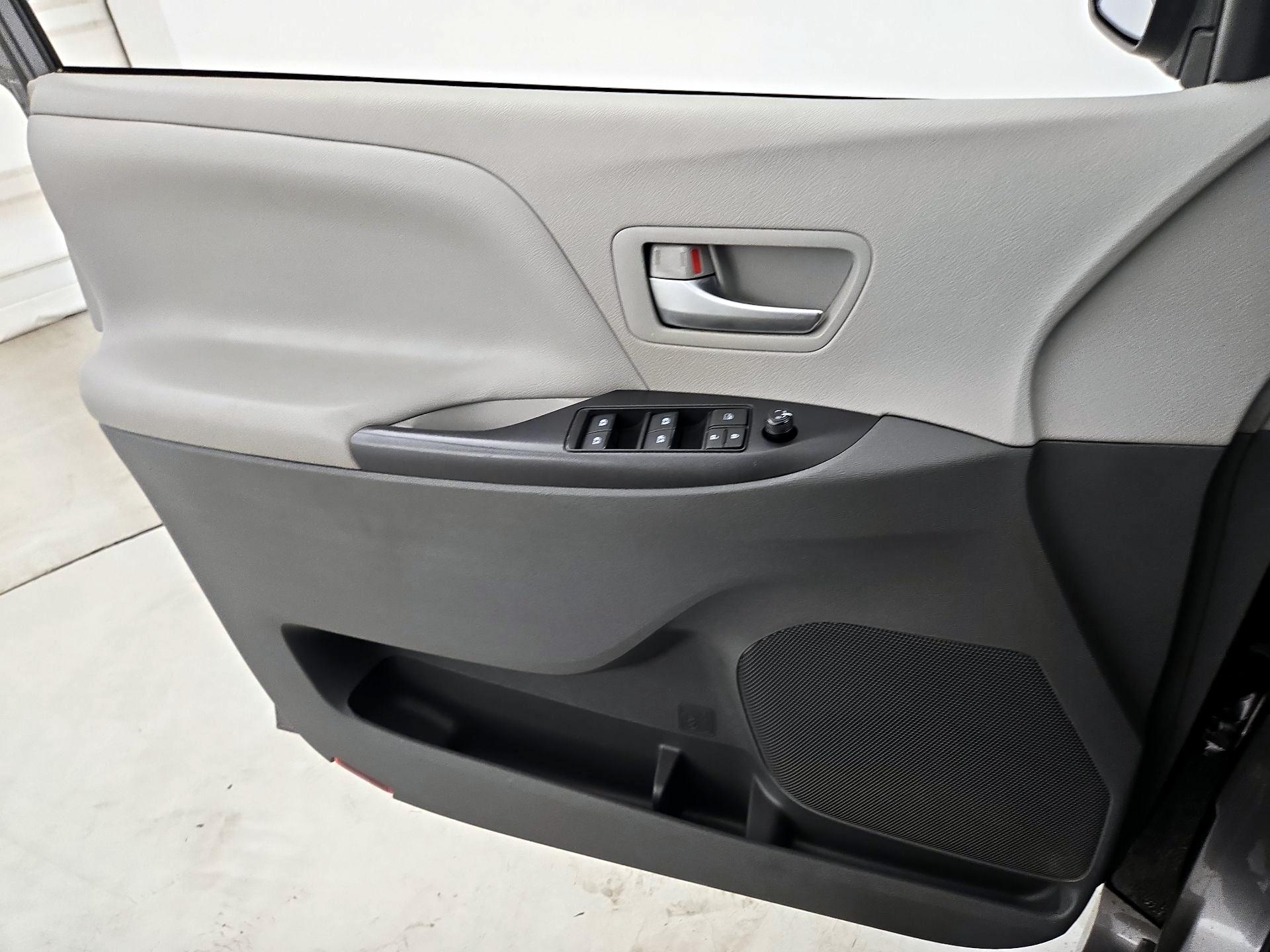 Thumbnail: 2020 Toyota Sienna - 12